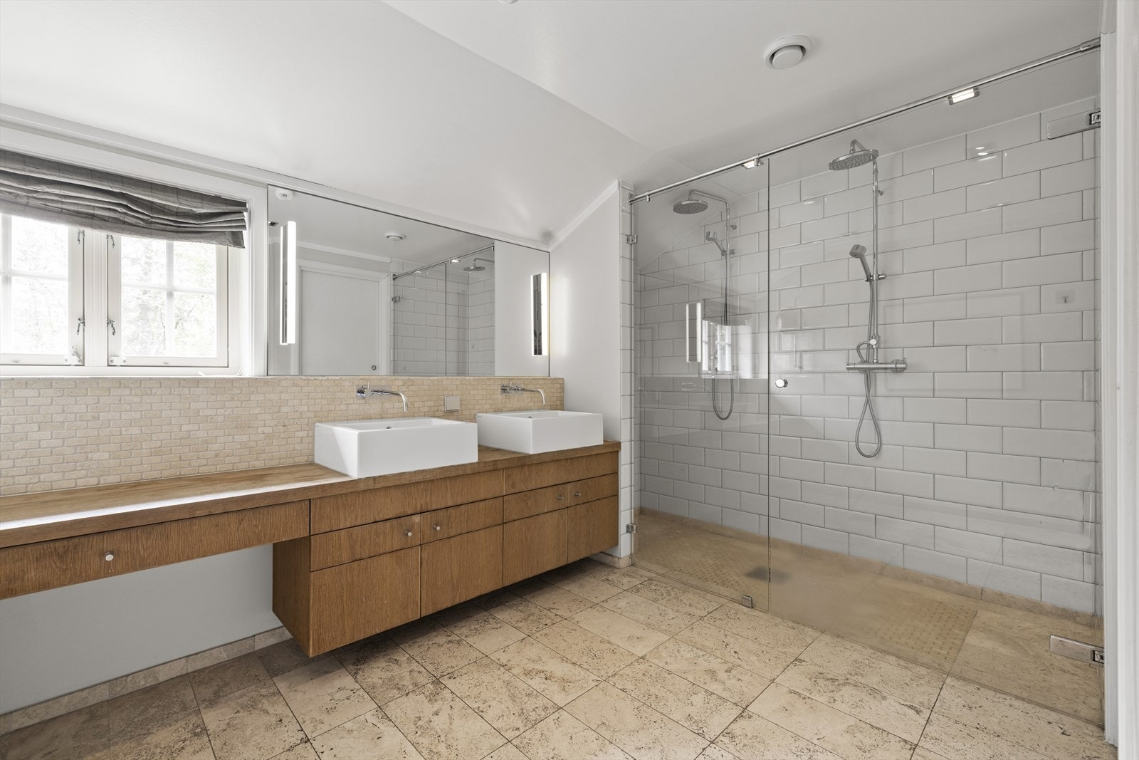 Hovedbad tilknyttet master avdeling i 2. etasje Galleribilde