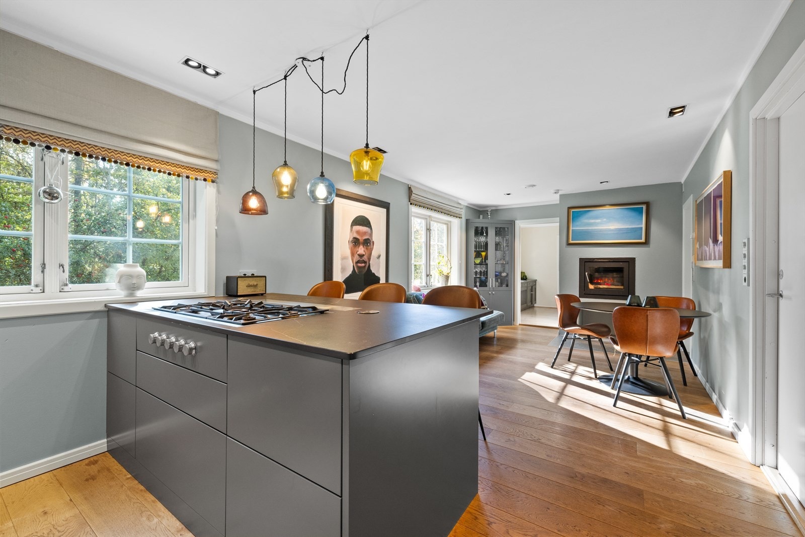 Romslig spisekjøkken med peis Galleribilde