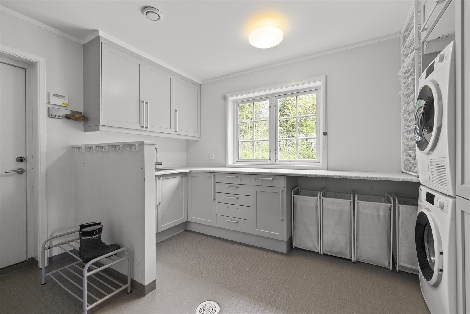 Praktisk vaskerom med direkte utgang til hage Galleribilde