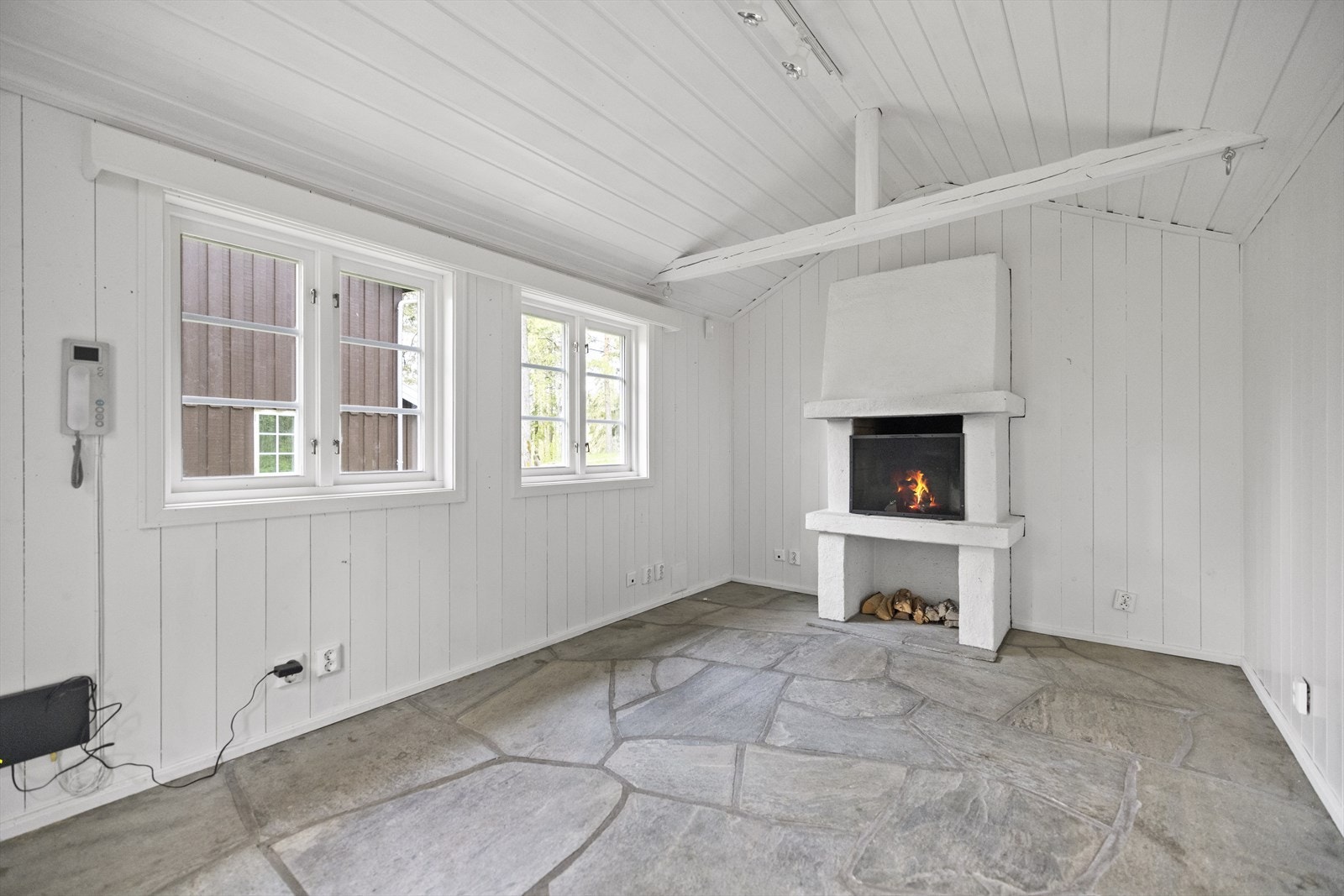 Anneks / Skrivestue med detaljer som skiferbelagt gulv med gulvvarme og åpen peis Galleribilde