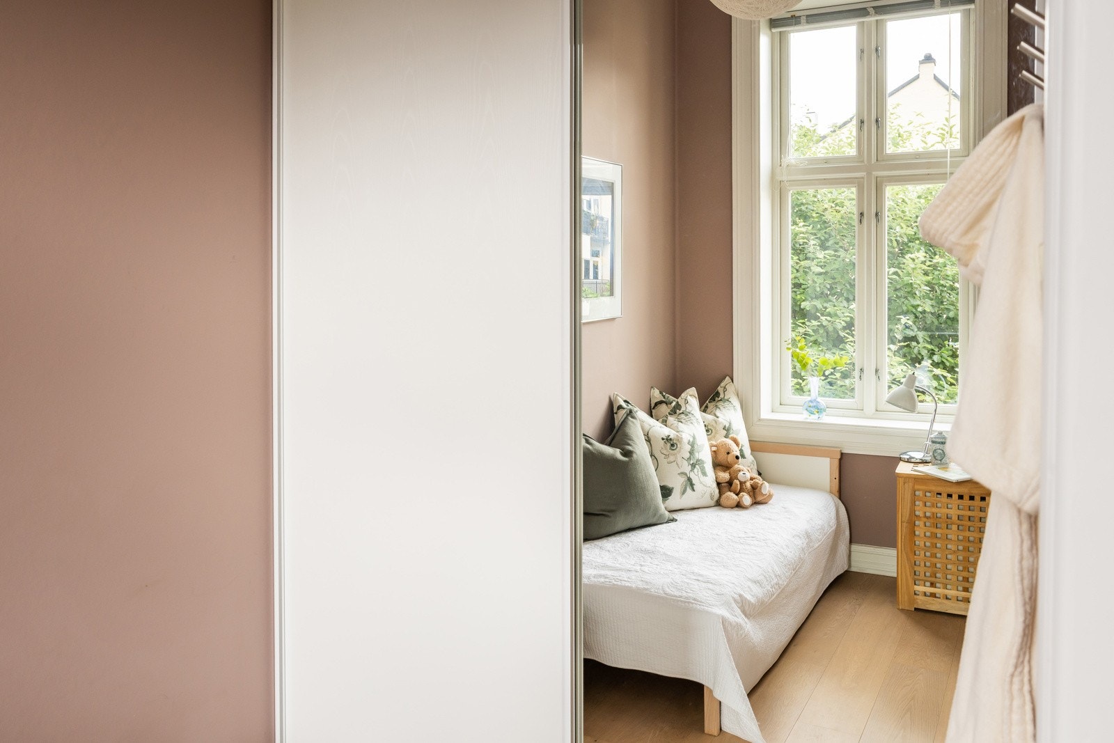 Soverom nr. 2. Skyvedørsgarderobe fra 2020 Galleribilde