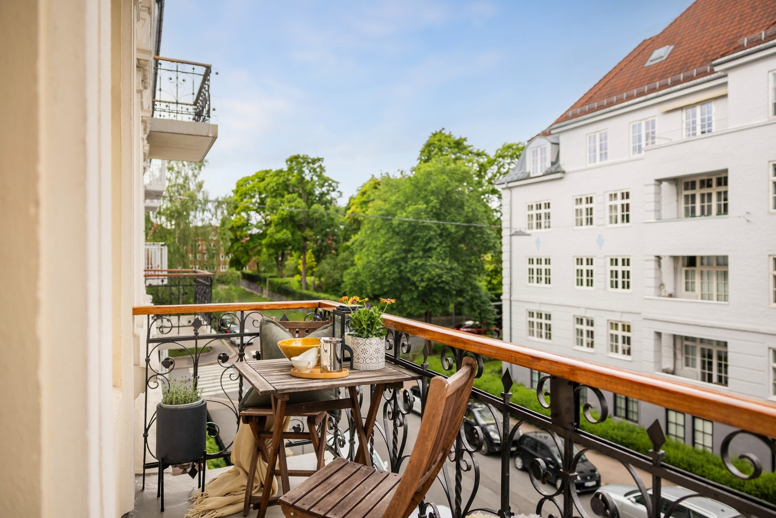 Det er balkonger, både mot syd og mot nord med både tidlig morgensol og kveldssol! Galleribilde