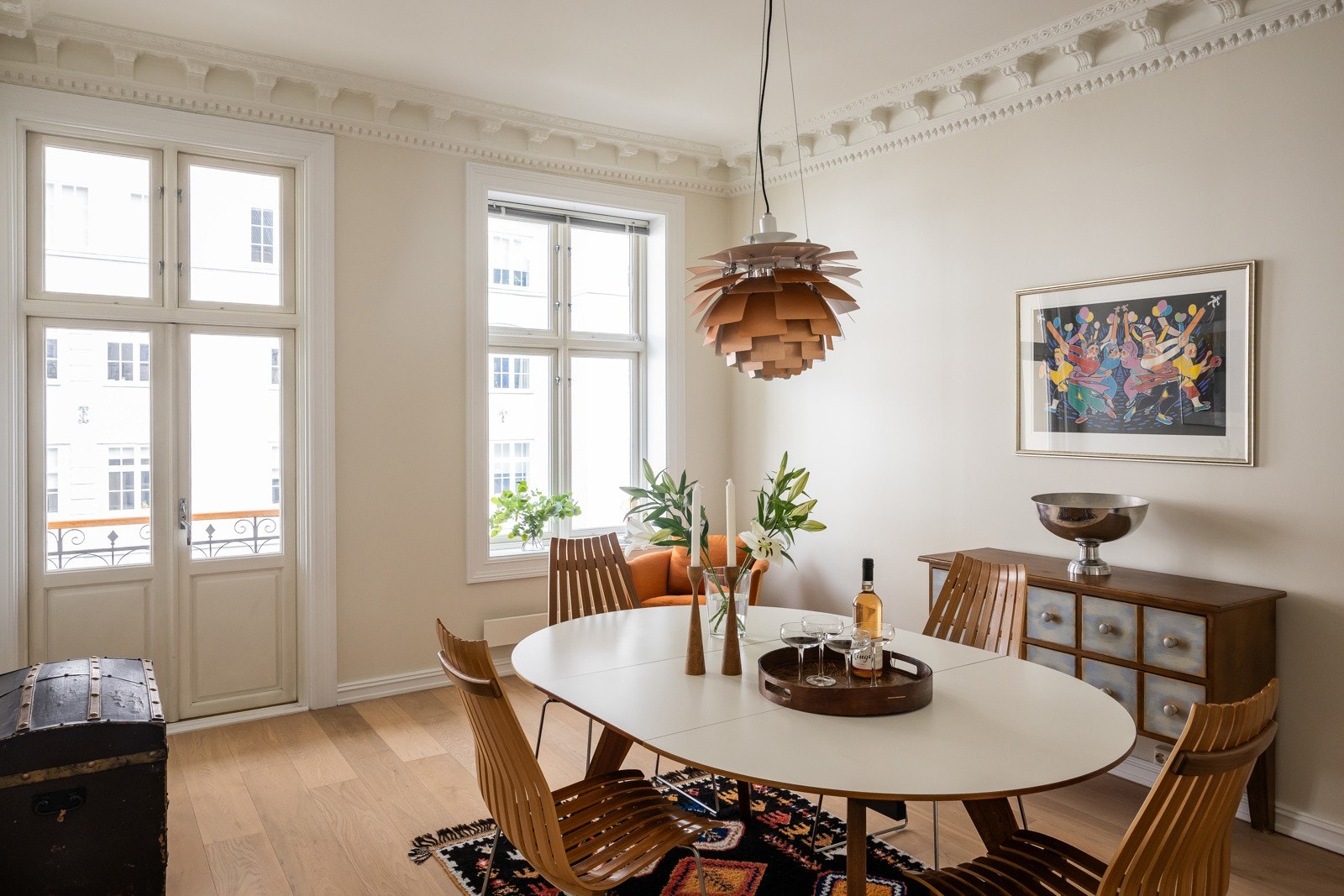 To stuer på rad og utgang til balkong mot gaten Galleribilde