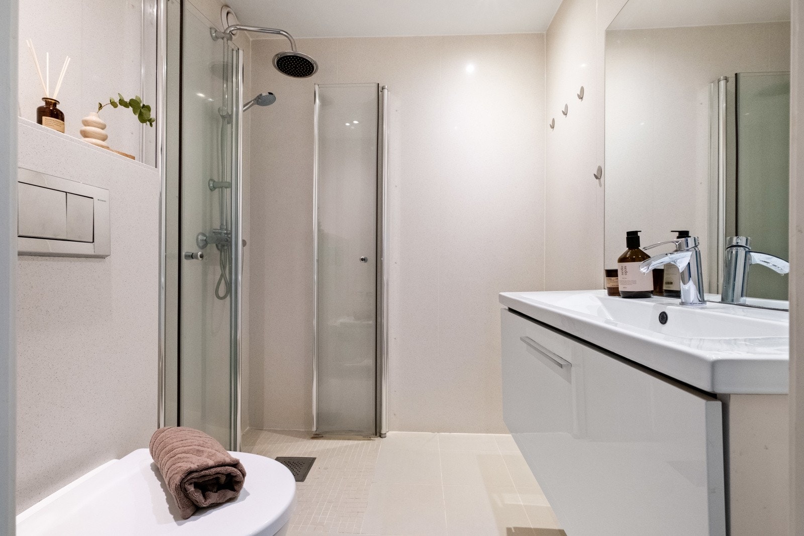 Baderommet ble oppgradert med nye gulvfliser i 2018. Galleribilde