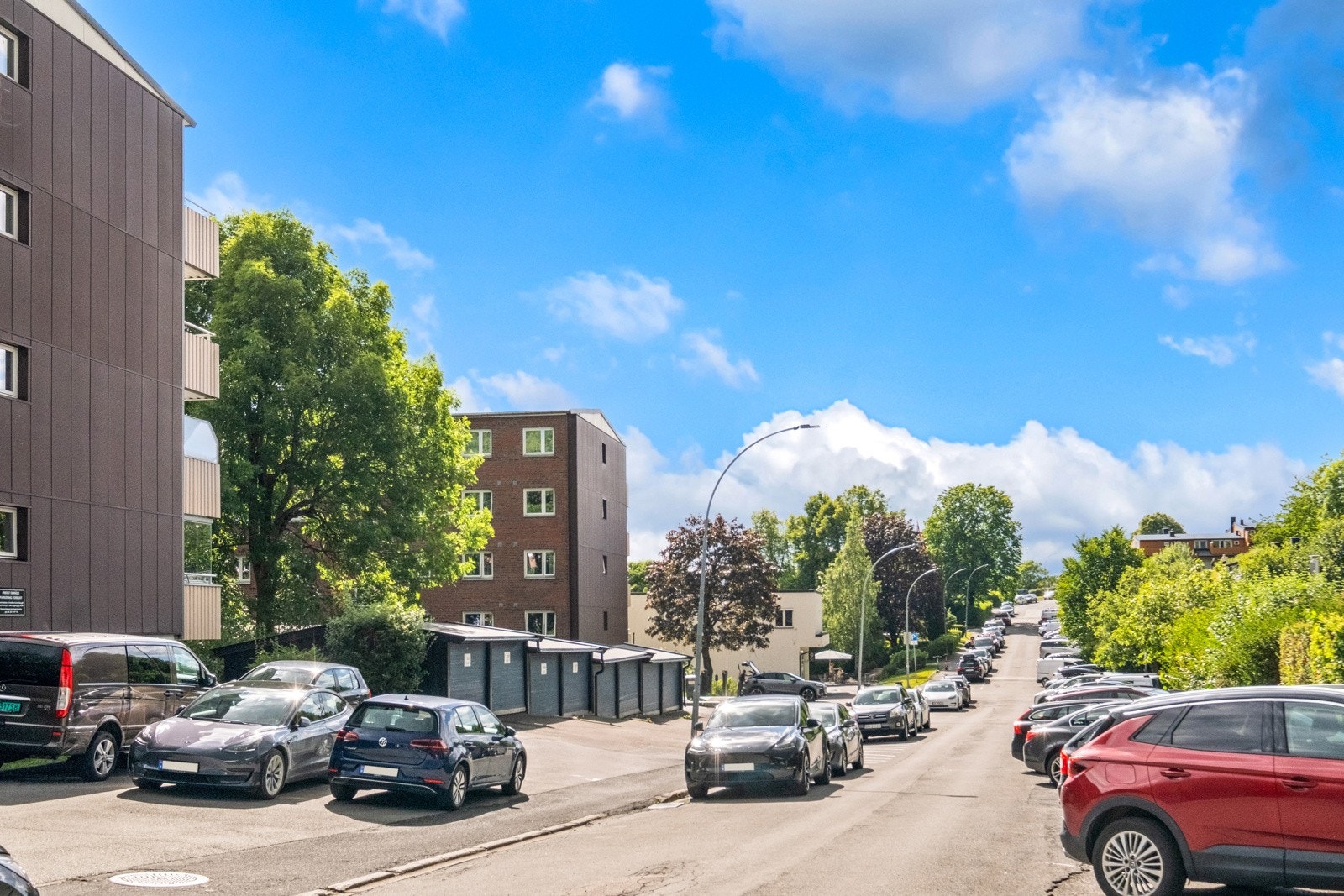 Det er gode parkeringsmuligheter i Disenveien. Galleribilde