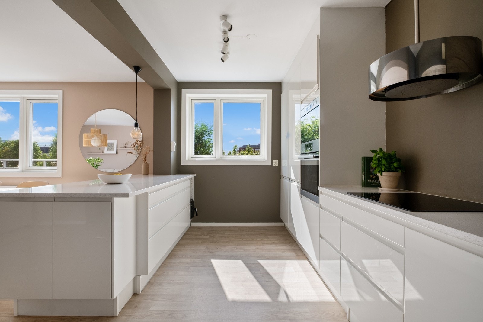 En øy skaper en fin avdeling mellom stuen og kjøkkenet. Galleribilde