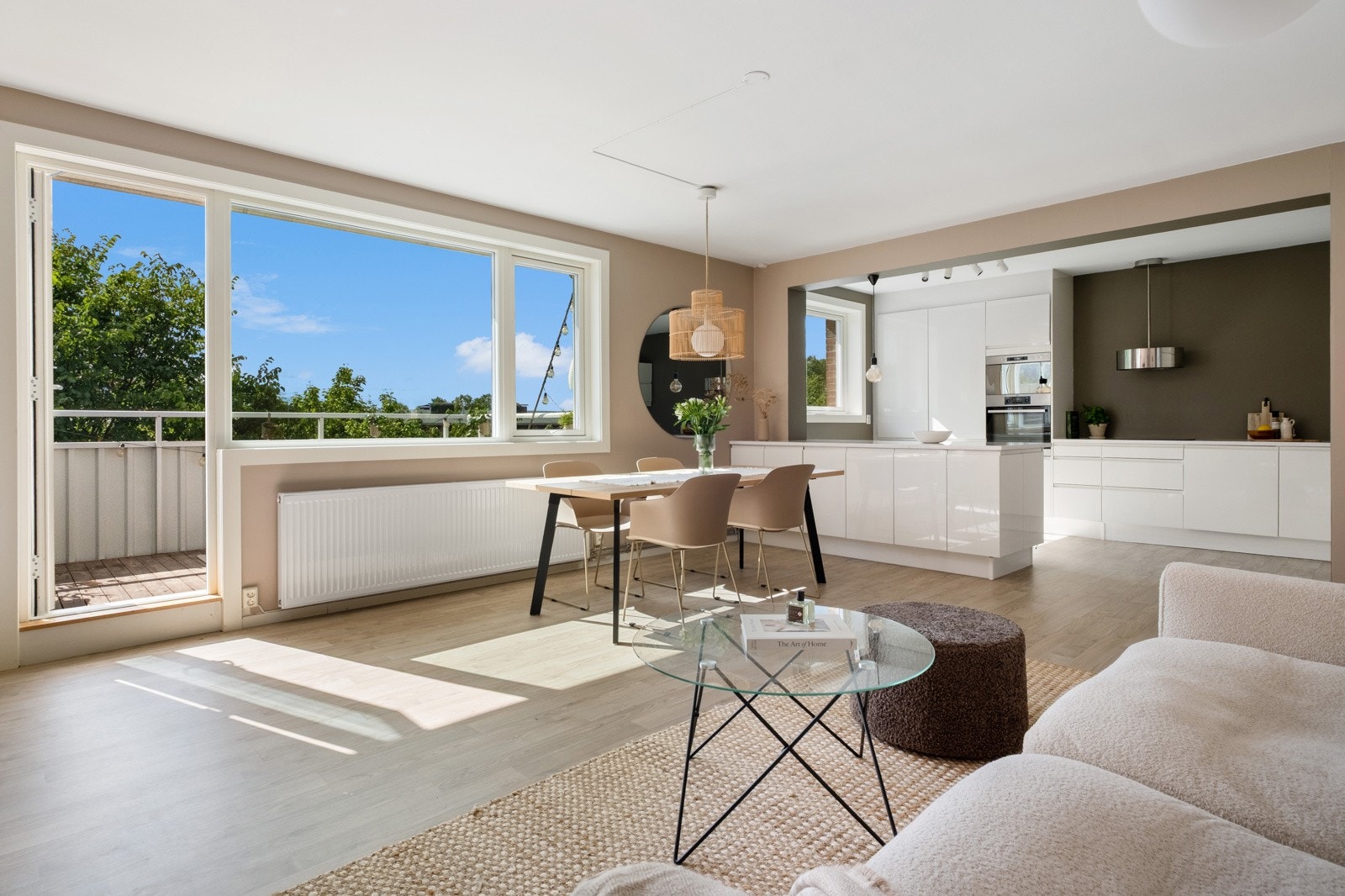 Stuen er lys, åpen og luftig. Galleribilde