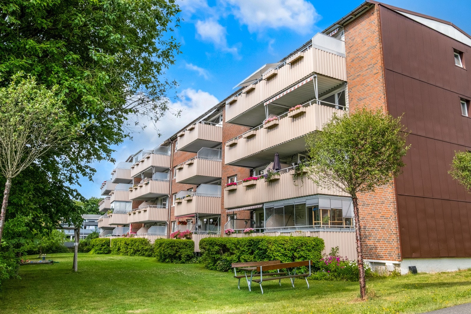 Det er flotte grøntområder mellom bygningene. Galleribilde