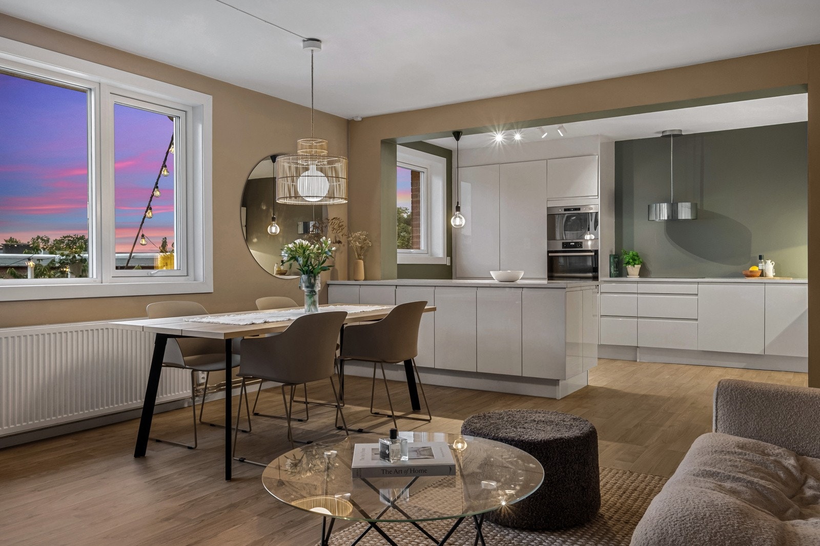 Om kvelden endrer rommet karakter, i takt med skiftende lysforhold. Galleribilde