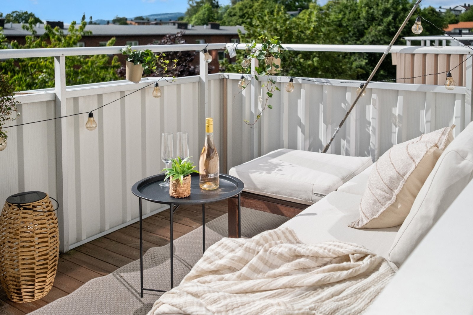 Balkongen fungerer fint som et ekstra rom i den varme årstiden. Galleribilde