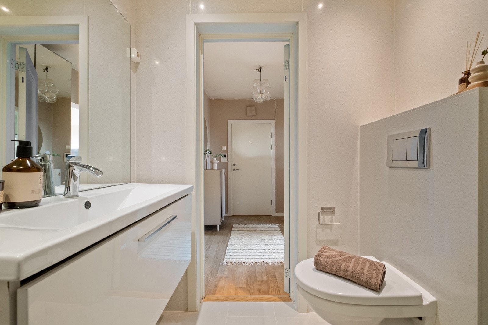 Gulvvarme på badet gir god varme i rommet og et behagelig gulv å trå på. Galleribilde