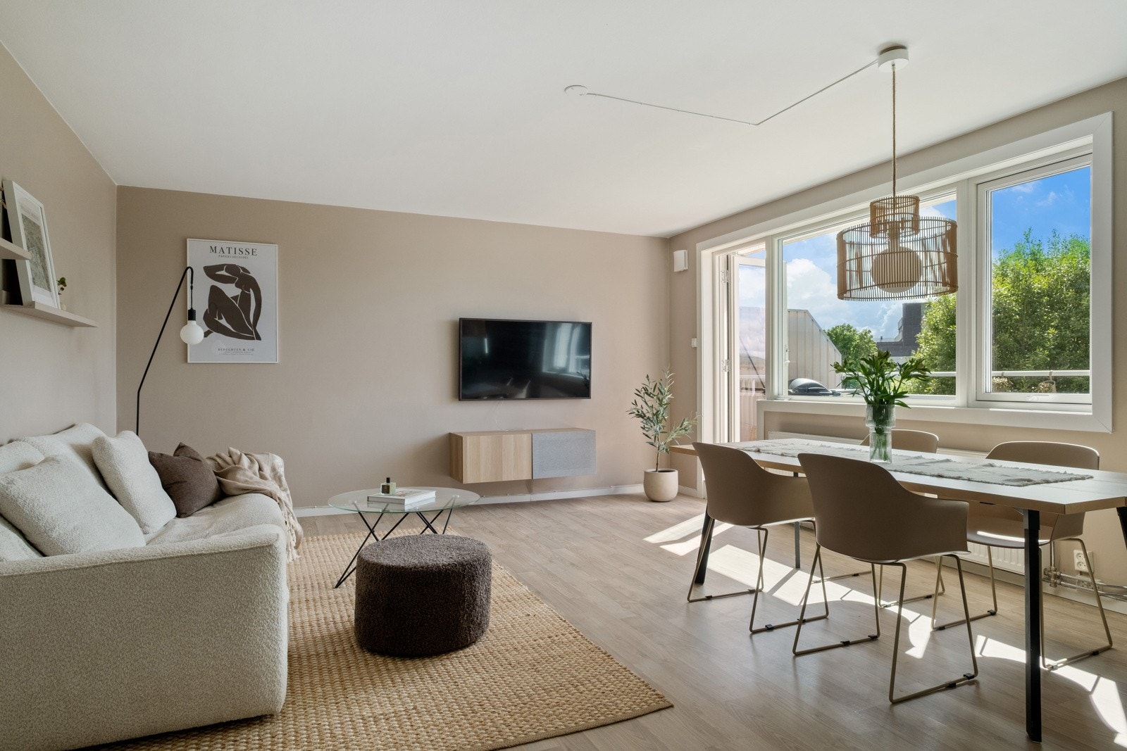 Stuen har god plass til sittegruppe og spipsebord. Galleribilde