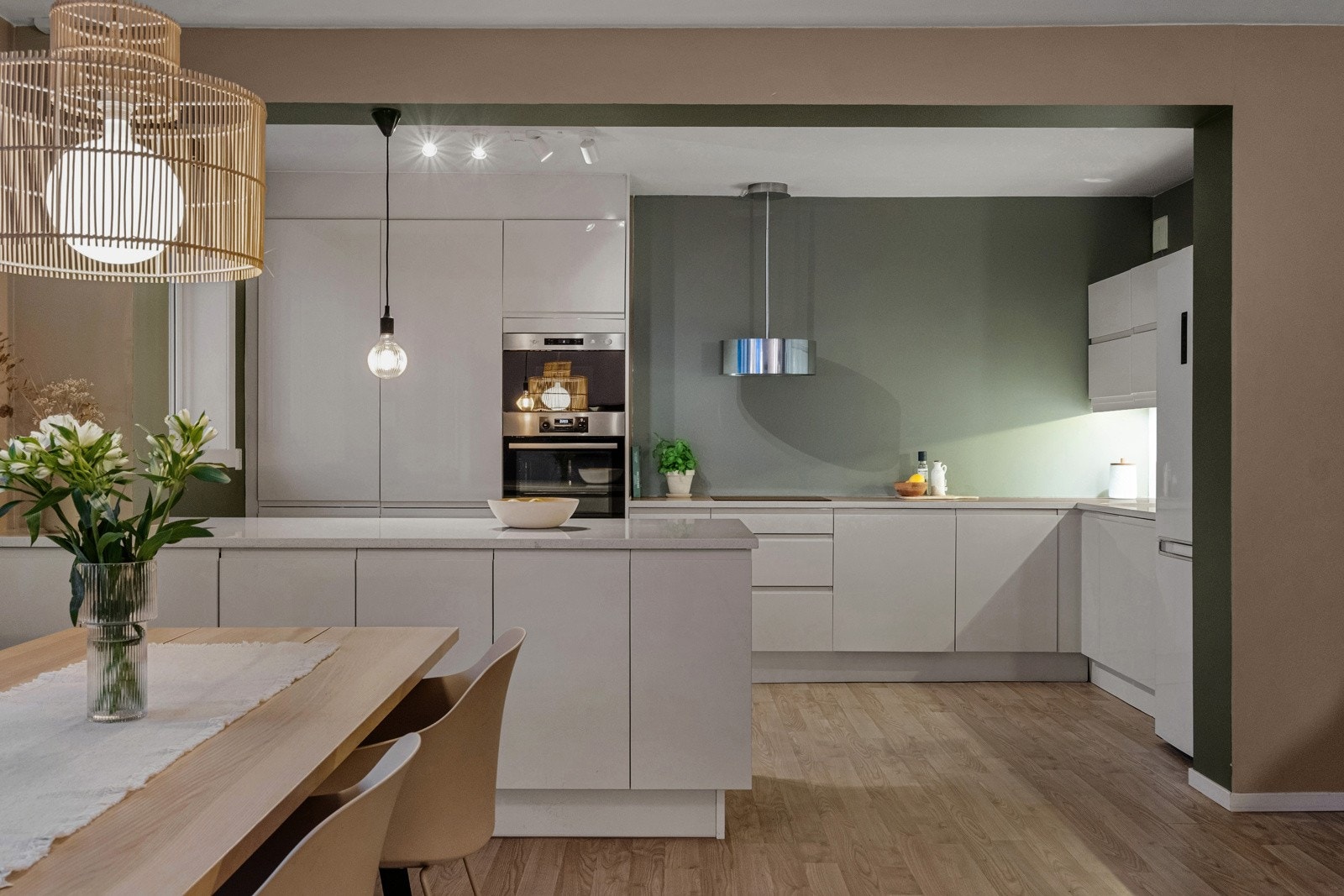 Det er en meget god atmosfære i boligen om kvelden. Galleribilde