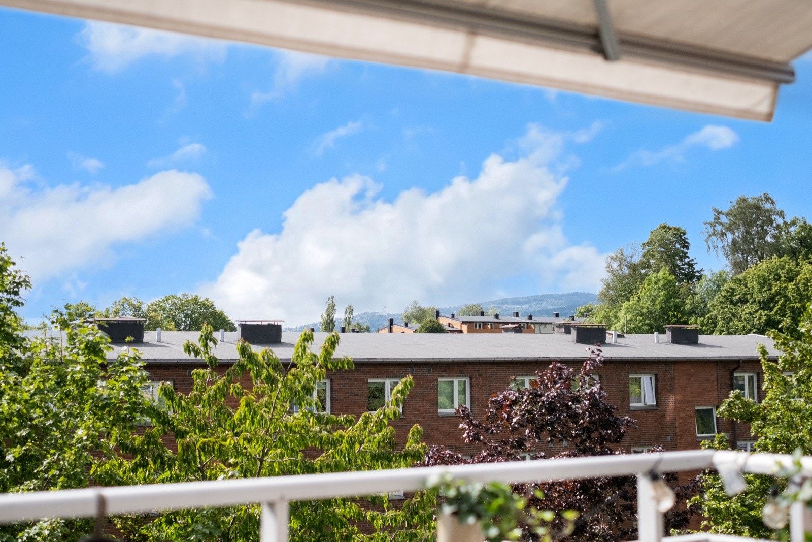 Markisen skjermer for solen på de armeste dagene. Galleribilde