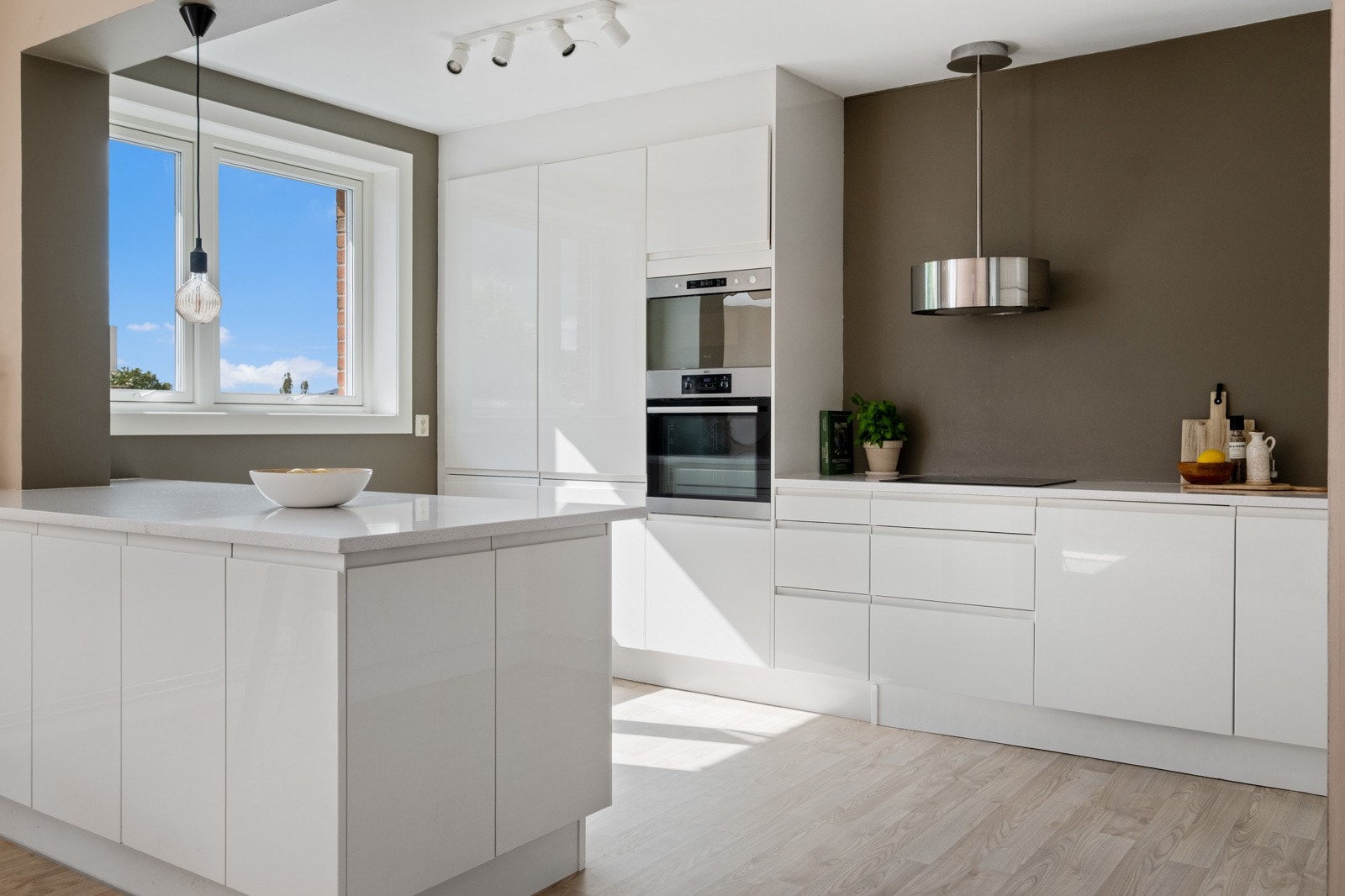 Kjøkkenet har lekker og praktisk innredning fra HTH. Galleribilde