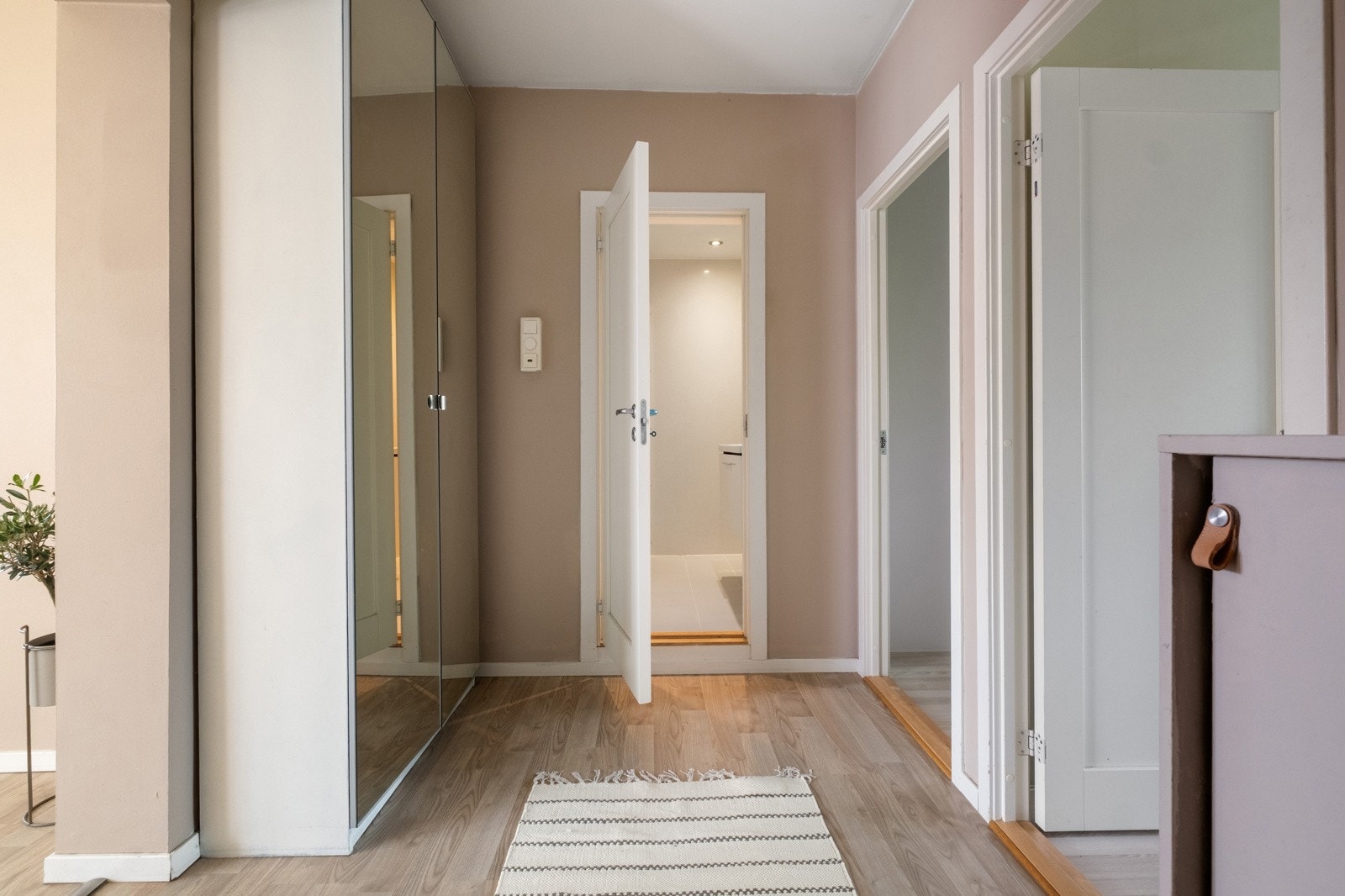 Soverommene har enkel adkomst til badet. Galleribilde