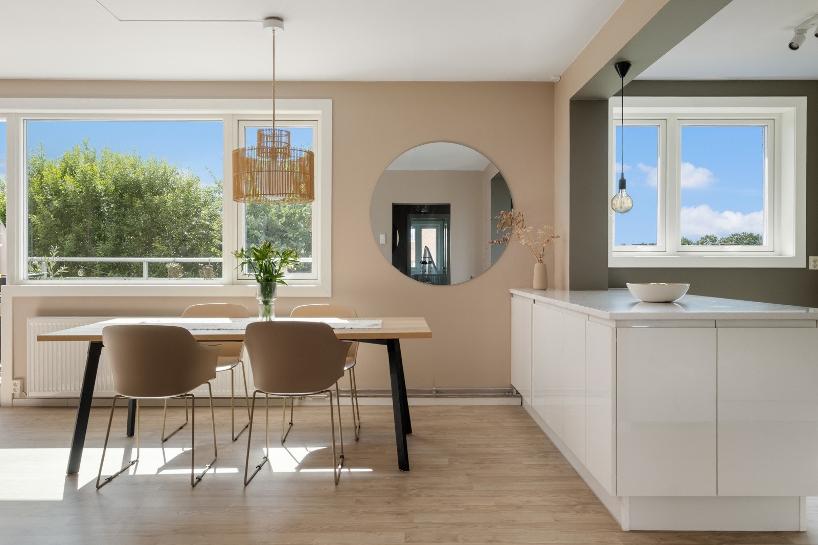 Vindusflatene slipper inn rikelig med naturlig dagslys. Galleribilde