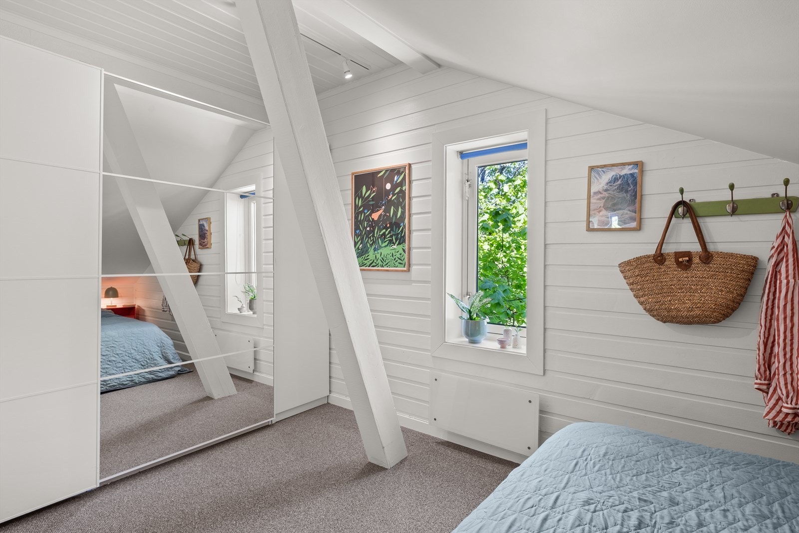 Nøytrale farger og gjennomgående materialvalg gir rommet et helhetlig og behagelig uttrykk - et ideelt sted for hvile og avslapning. Galleribilde