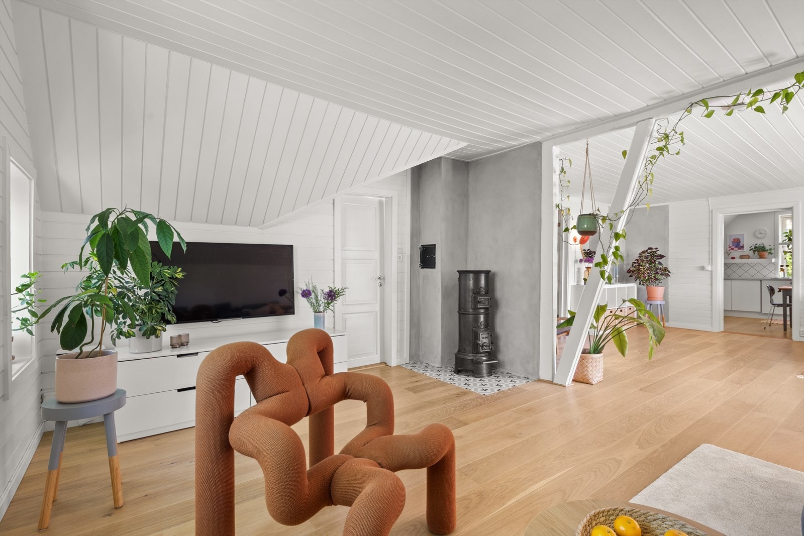 Den hyggelige og store stuen har flere soner. Galleribilde