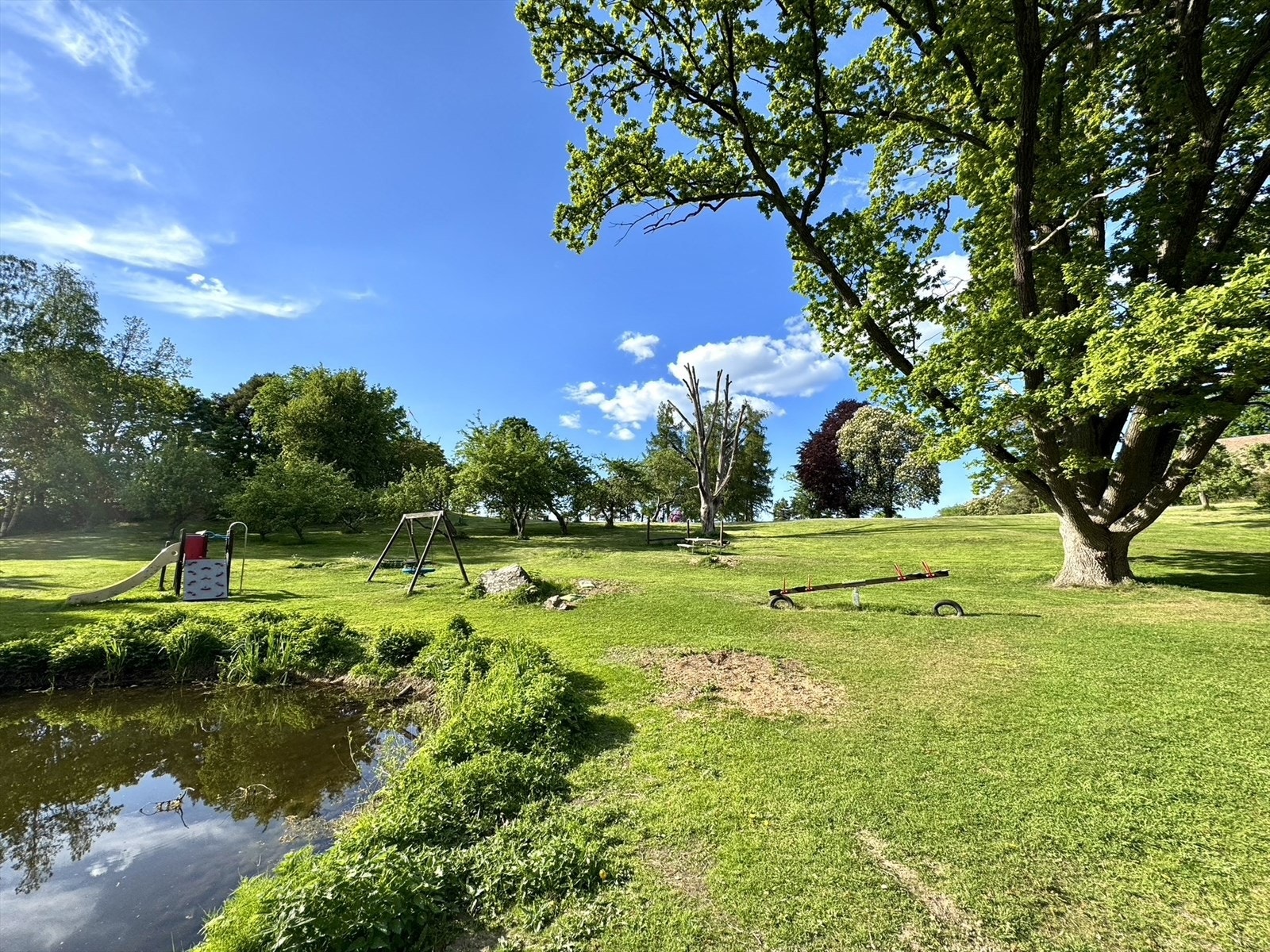 Nydelige og grønne Cockhaven på Ormøya med lekeplass, andedam og frittgående høner. Galleribilde