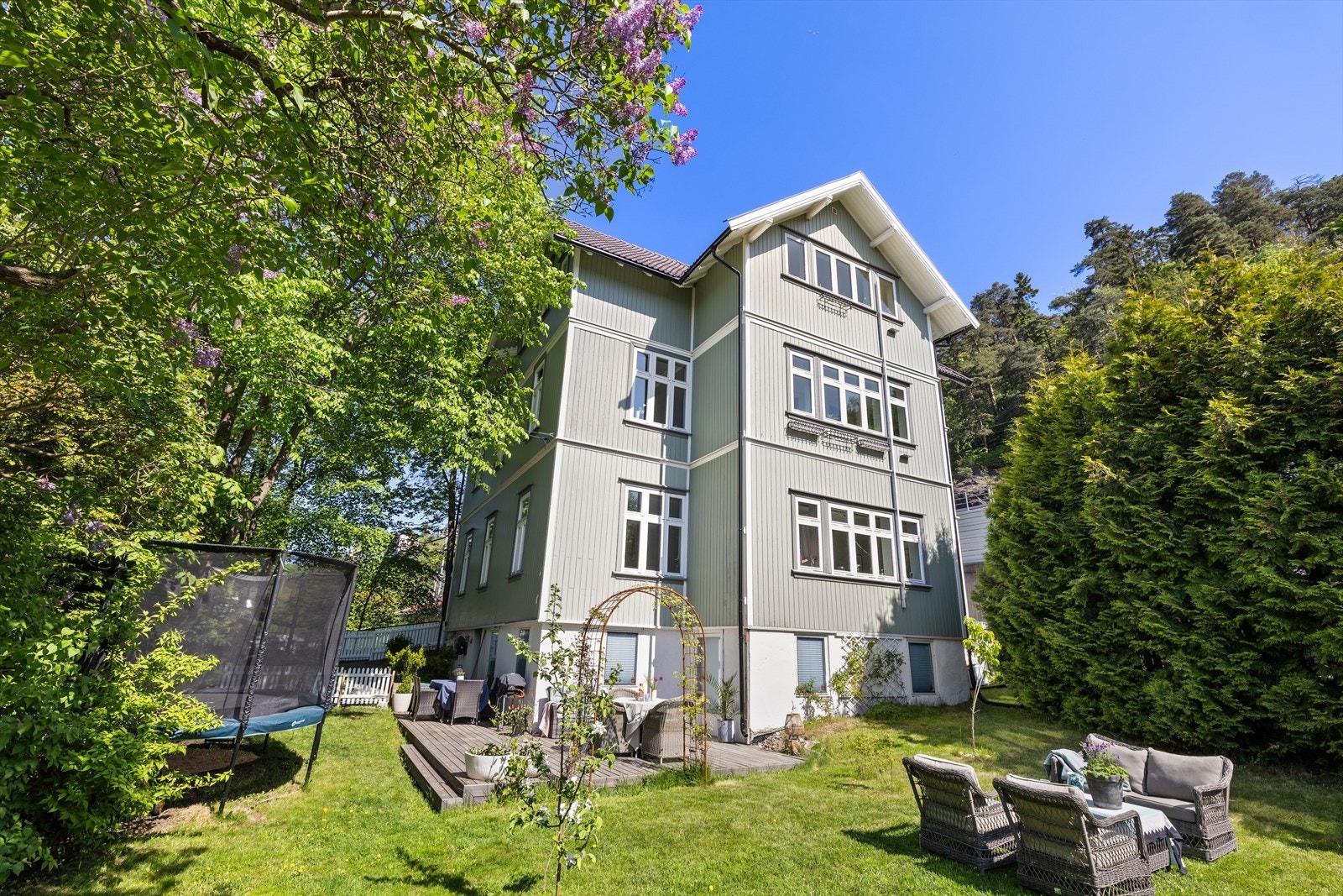 Drømmer dere om å bo i en særegen og innbydende toppleilighet i en vakker sveitservilla, med idyllisk beliggende i et attraktivt og veletablert boligområde? Da bør dere ta en titt på denne perlen! Galleribilde