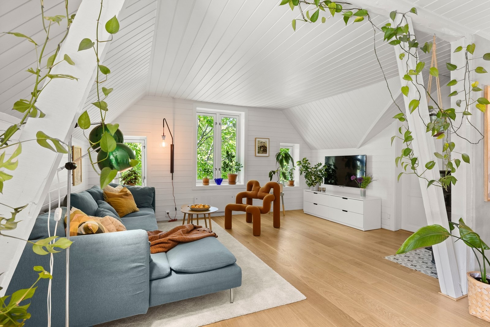 Lys og innbydende stue med god plass til sofagruppe, salongbord og TV-møblement. Galleribilde