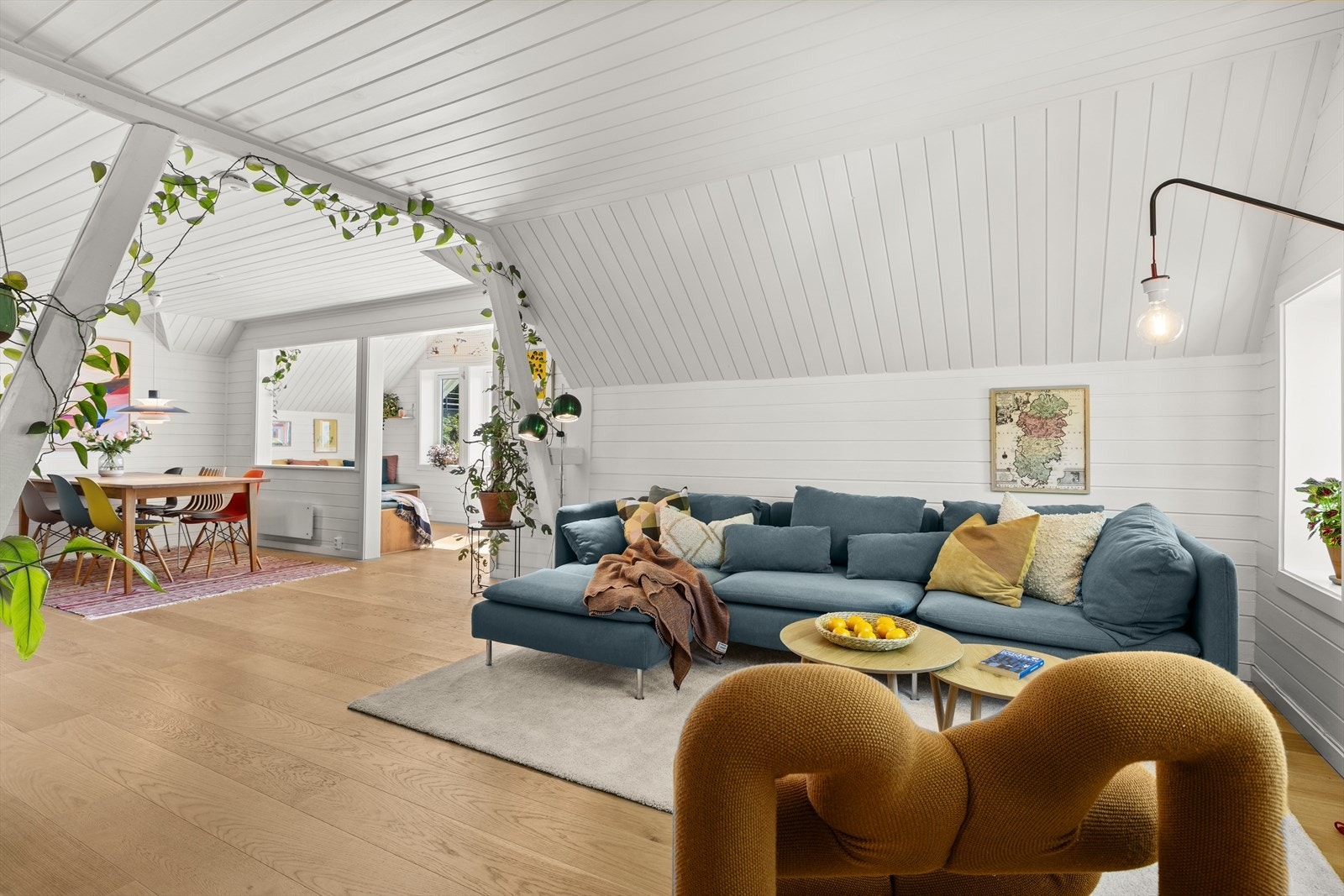 Oppholdsrommet med åpen løsning sørger for god flyt mellom kjøkken, spisestue og stue - et ideelt samlingspunkt for familie og venner. Galleribilde