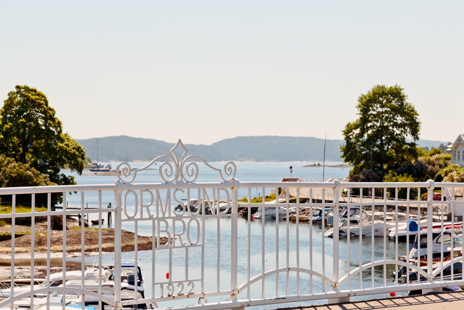 Vakre Ormsund bro ved Bekkelagsbadet. Følger du veien utover kommer du til Ormøya og Malmøya med enda flere badeplasser og fantastiske turstier samt utsiktspunkter. Galleribilde