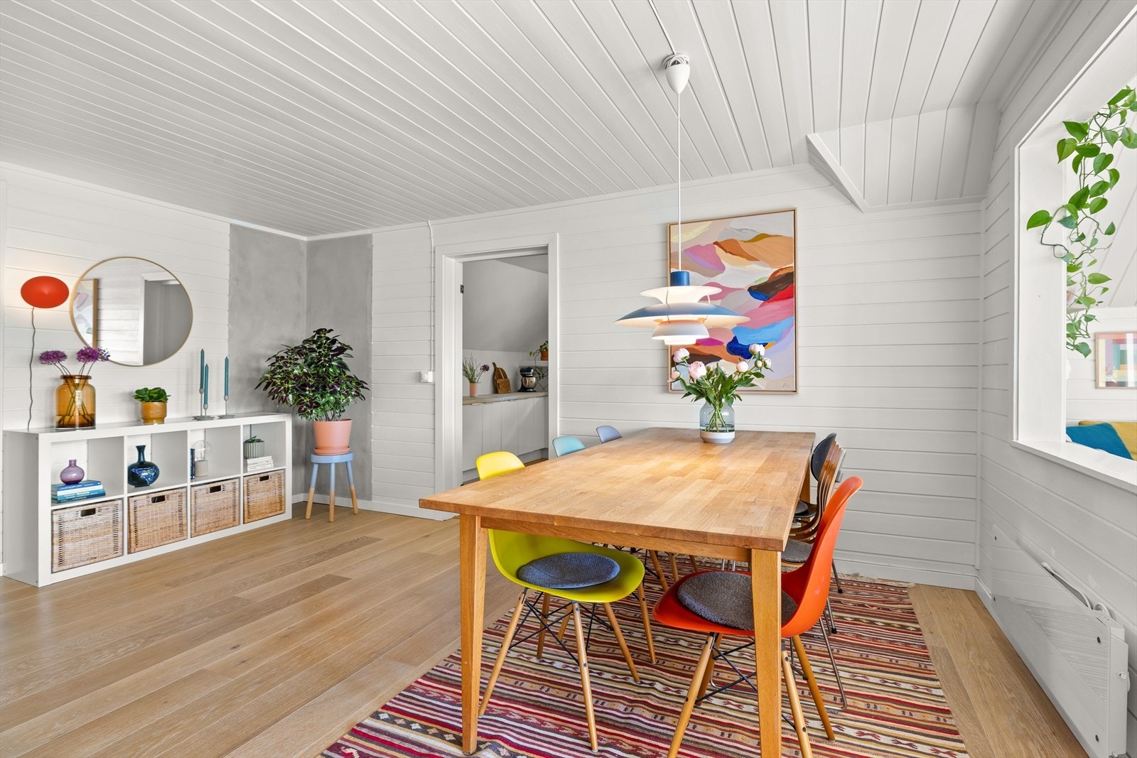 Her har dere rikelig med plass til å invitere venner og familie til hyggelige lag. Galleribilde