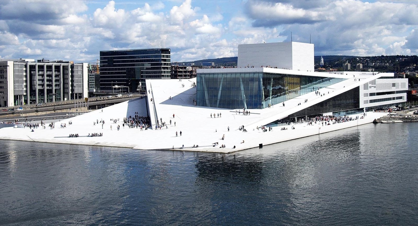 Kort vei til Bjørvika hvor det er det yrende liv og et stort utvalg av service- og kulturtilbud. Her er det alt fra verdenskjente restauranter til Munchmuseet, Deichmann og Operaen. Galleribilde