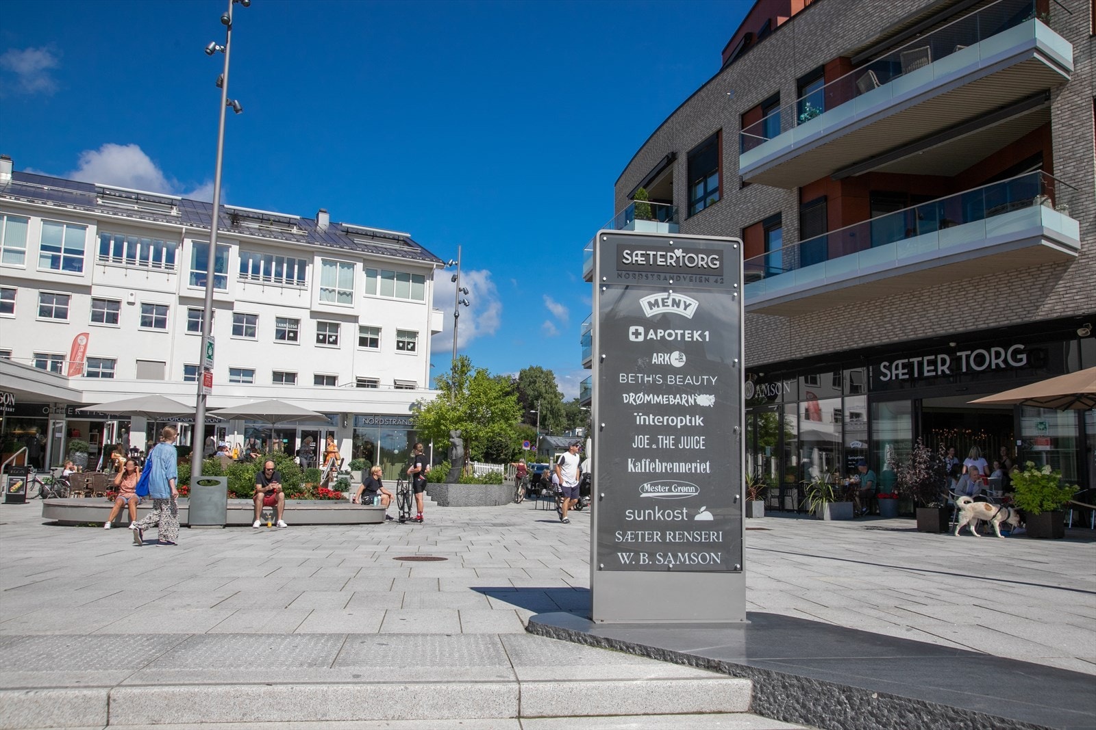Sæter Torg på Nordstrand - et trivelig og funksjonelt nærsenter med alt du trenger i hverdagen. Her finner du dagligvarebutikker, apotek, kaféer, blomsterbutikk, treningssenter og flere spesialforretninger samlet på ett sted. Galleribilde