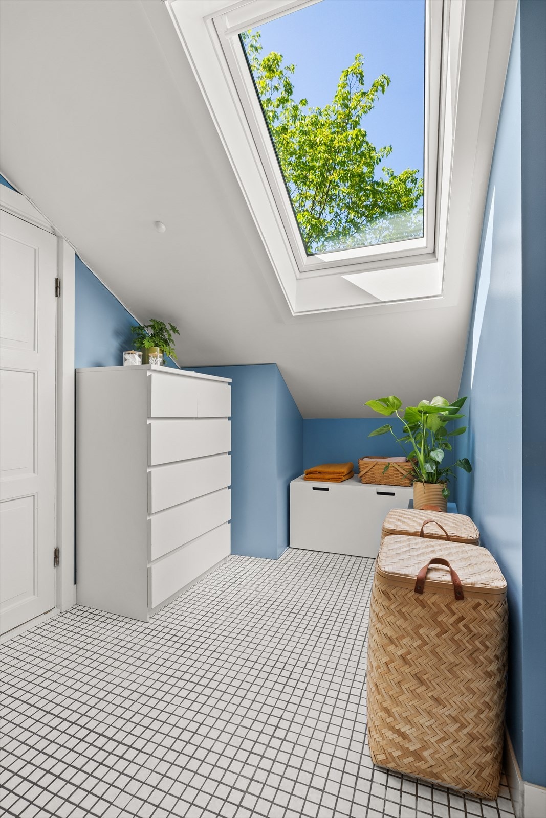 Her finner du også opplegg for vaskemaskin, smart plassert i en nisje med integrert hylleløsning - praktisk og pent løst. Galleribilde