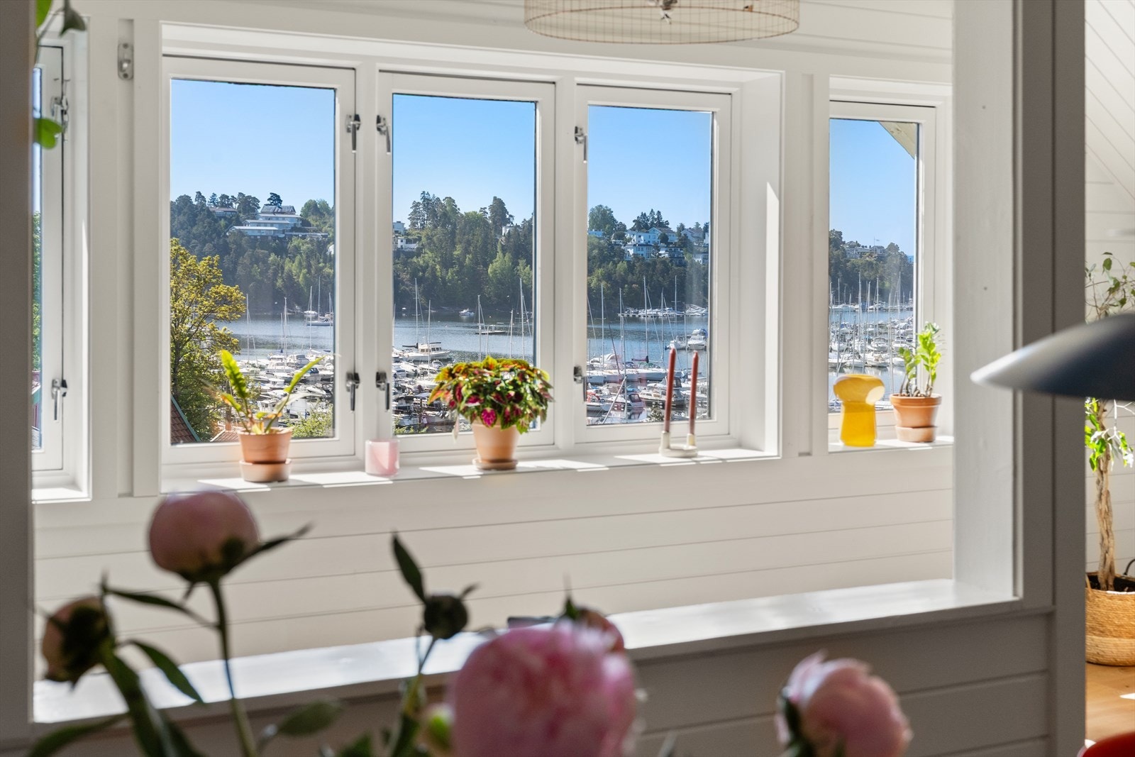 I spisestuen slipper dagslyset til fra 3 kanter - fra kjøkkenet, vinterhagen og tv-stuen. Galleribilde