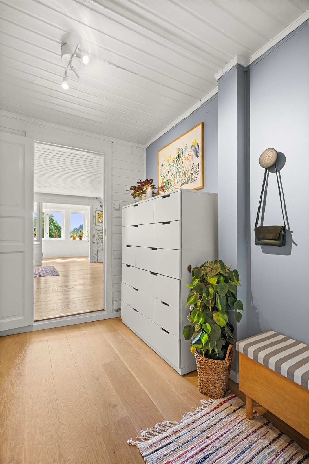 Med engang dere trer over dørstokken forstår dere hvilket gjennomført og moderne hjem dette er. Galleribilde