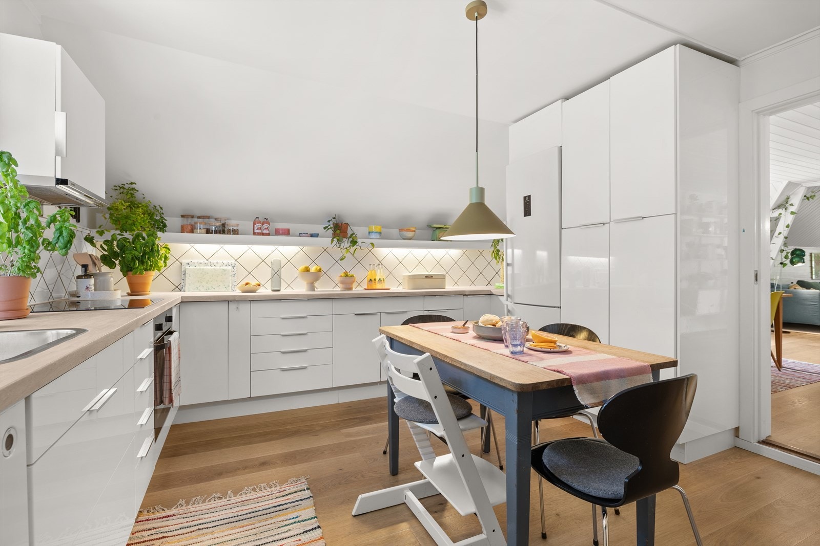 Innredningen består av hvite, høyglans fronter, heltre benkeplate og integrerte hvitevarer. Galleribilde