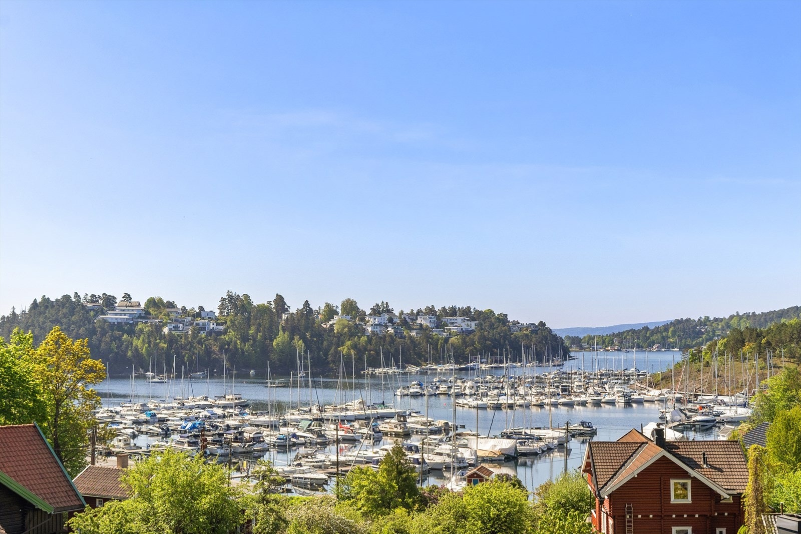 Denne fantastiske sjøutsikten nyter du gjennom store vindusflater i stuen. Galleribilde