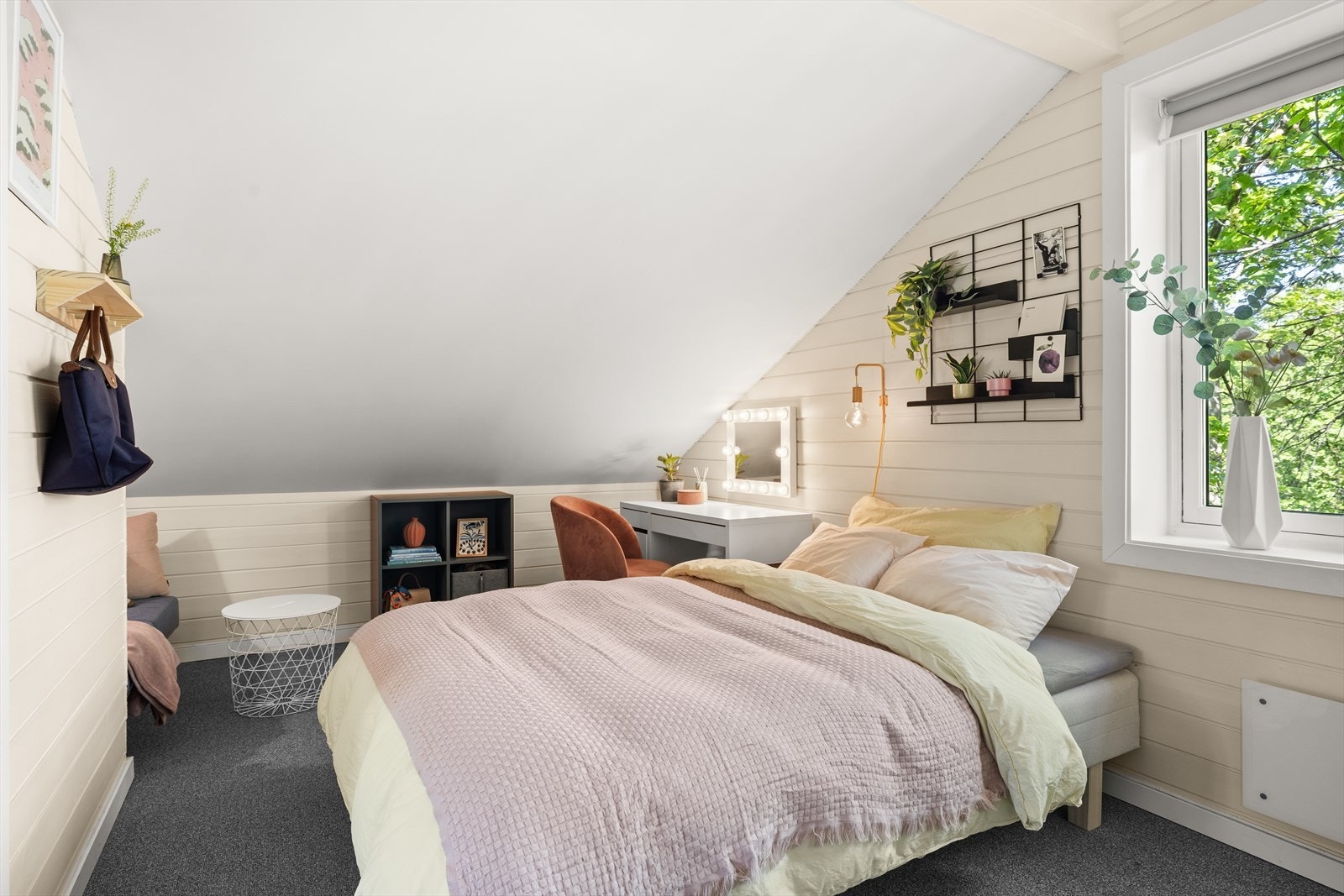 Her er det fint plass til både dobbeltseng og tilhørende møbler, som sminkebord eller liten skriveplass. Galleribilde