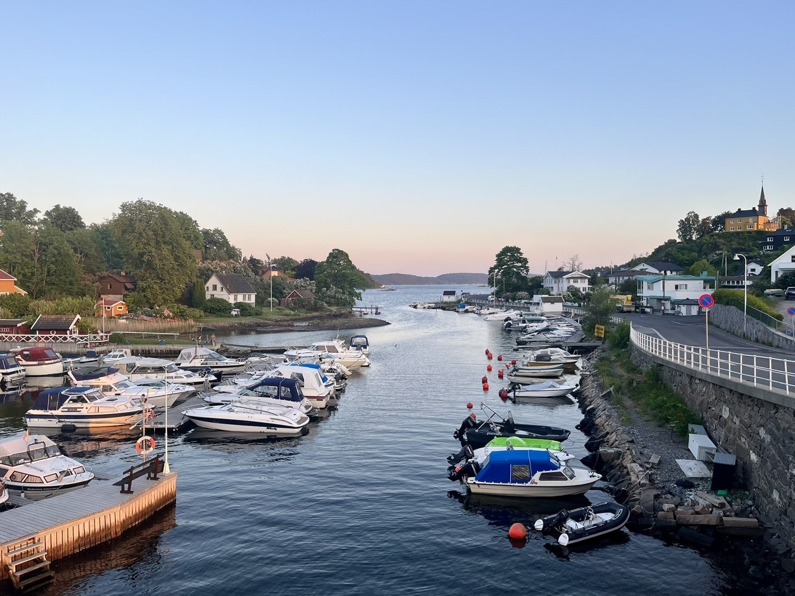 Fredelig og vakkert til nærområde i grønne omgivelser med kort vei til sjøen og båthavn. Hit går du på 5 minutter Galleribilde