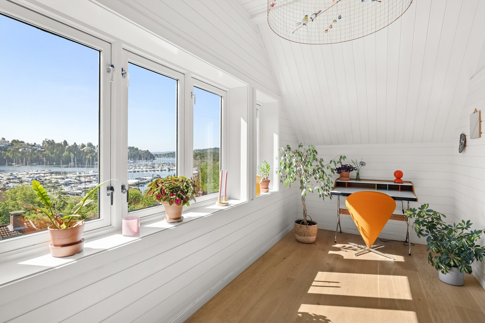 Fra boligens sjarmerende vinterhage nyter du en nydelig utsikt over Oslofjorden og båthavnen - et levende og vakkert bakteppe året rundt. Galleribilde
