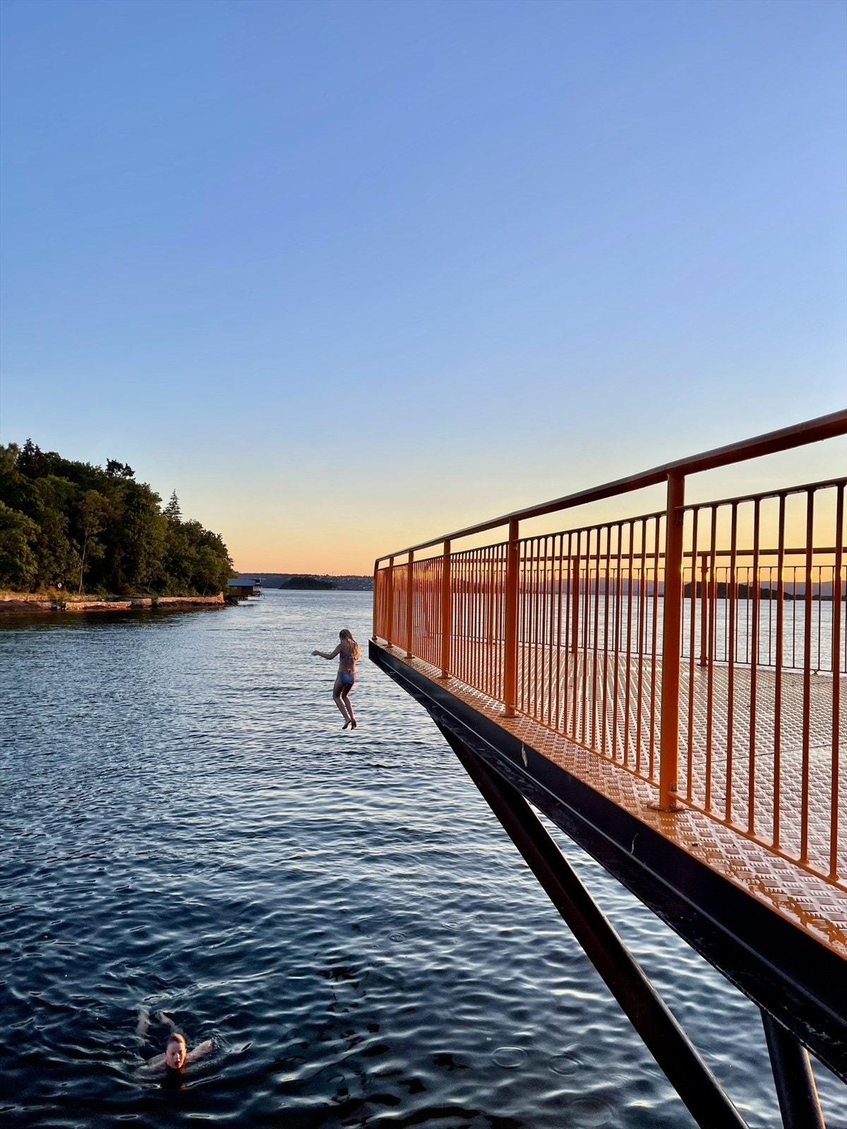 Bekkelagsbadet, en populær rolig og familievennlig badeplass med vakker utsikt mot fjorden. Galleribilde