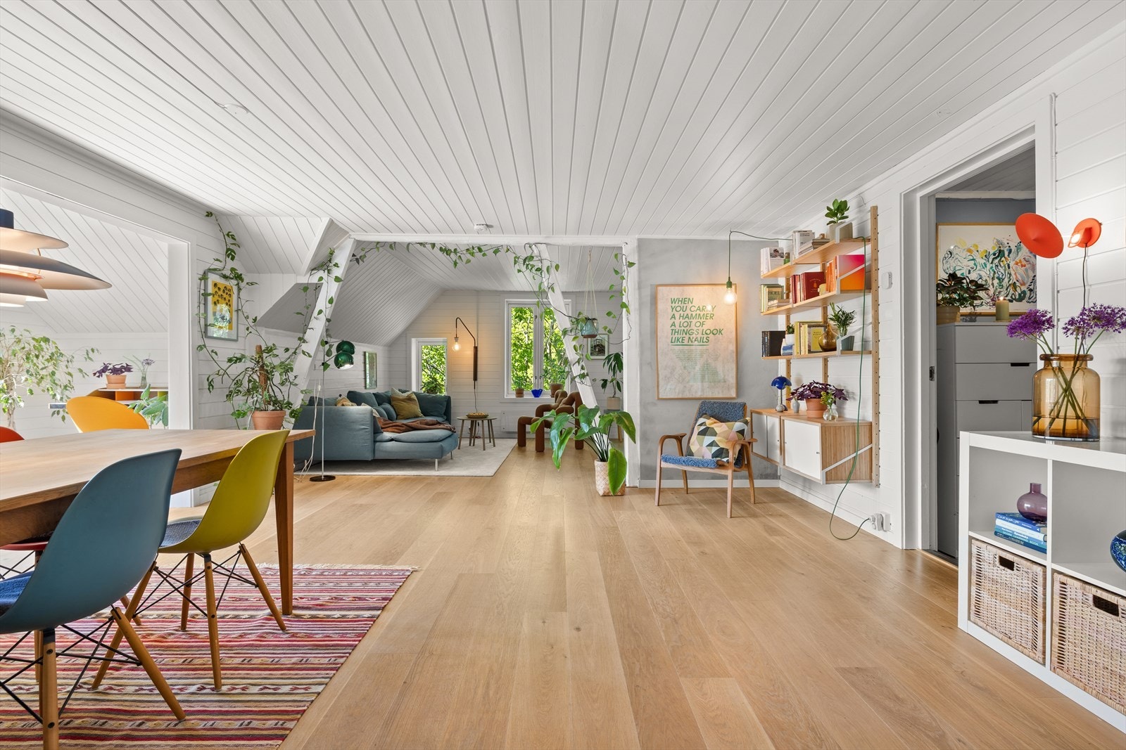 Her får dere en godt gjennomtenkt bolig med tidsriktige material- og fargevalg. Galleribilde