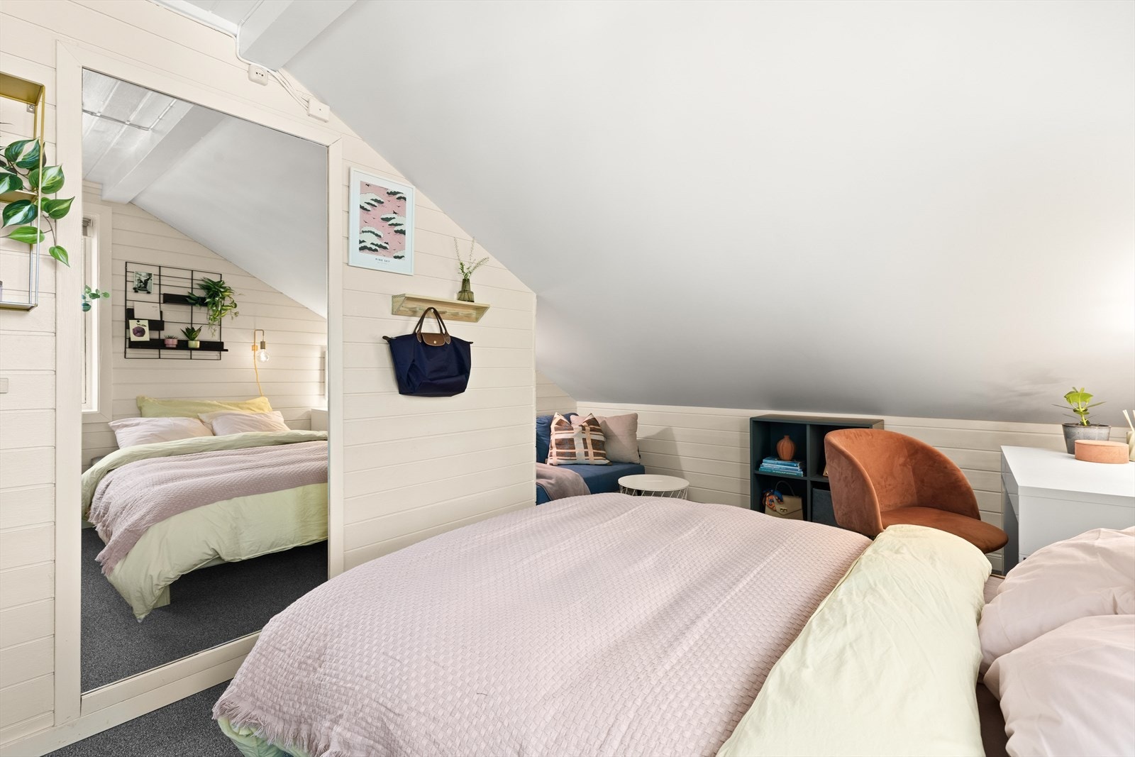 Myke farger og smarte oppbevaringsløsninger gjør dette til et ideelt rom for ro, hvile og personlig uttrykk. Galleribilde