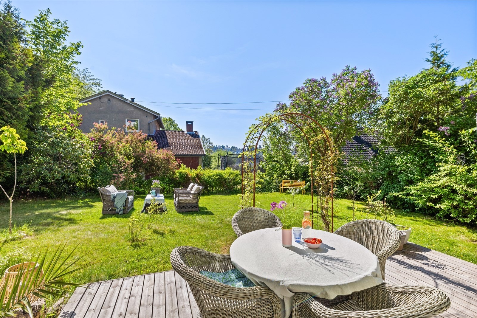 Uteområdet byr på en romslig og velstelt hage med flere hyggelige soner for både lek og avslapning. Galleribilde