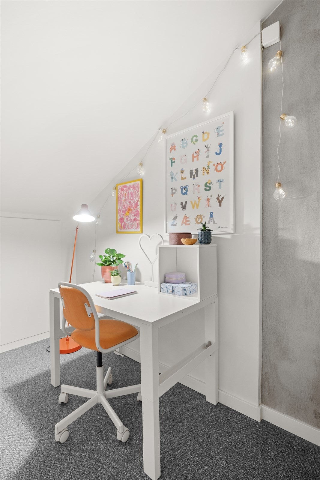 Fin plass til skrivepult, sminkebord eller annet ønskelig møblement. Galleribilde