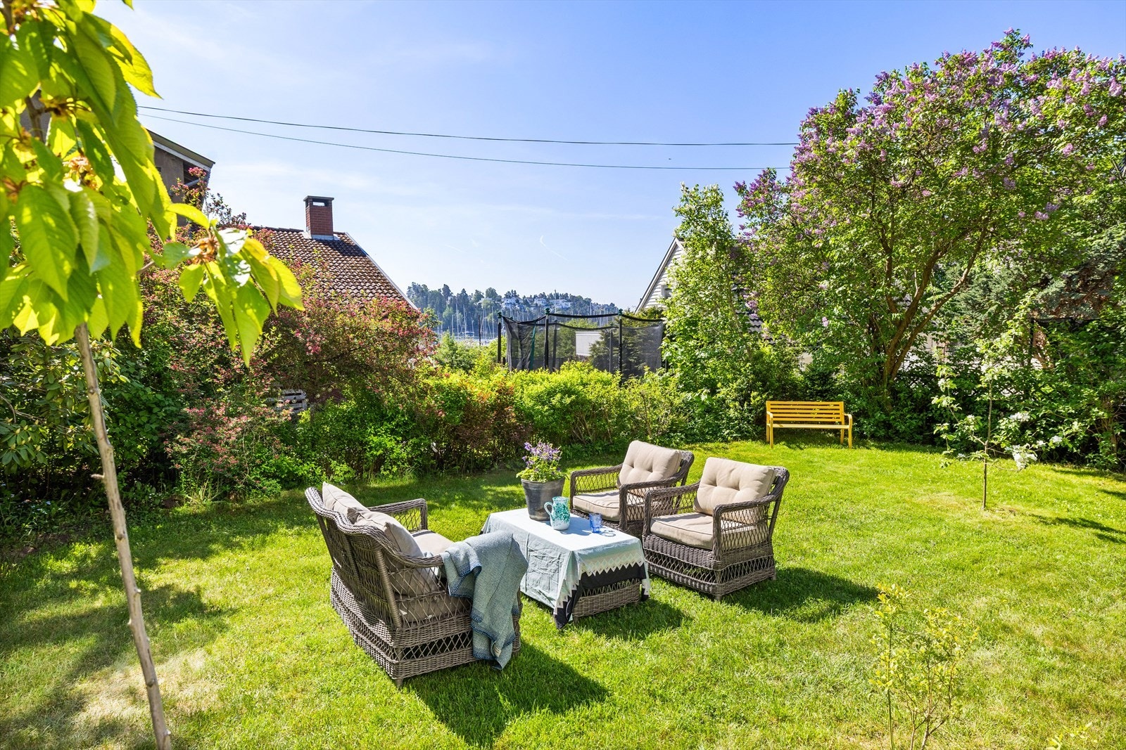 Hagen har en lun atmosfære og grenser til grønne omgivelser, samtidig som du har nydelig utsyn mot båthavnen og fjorden. Galleribilde