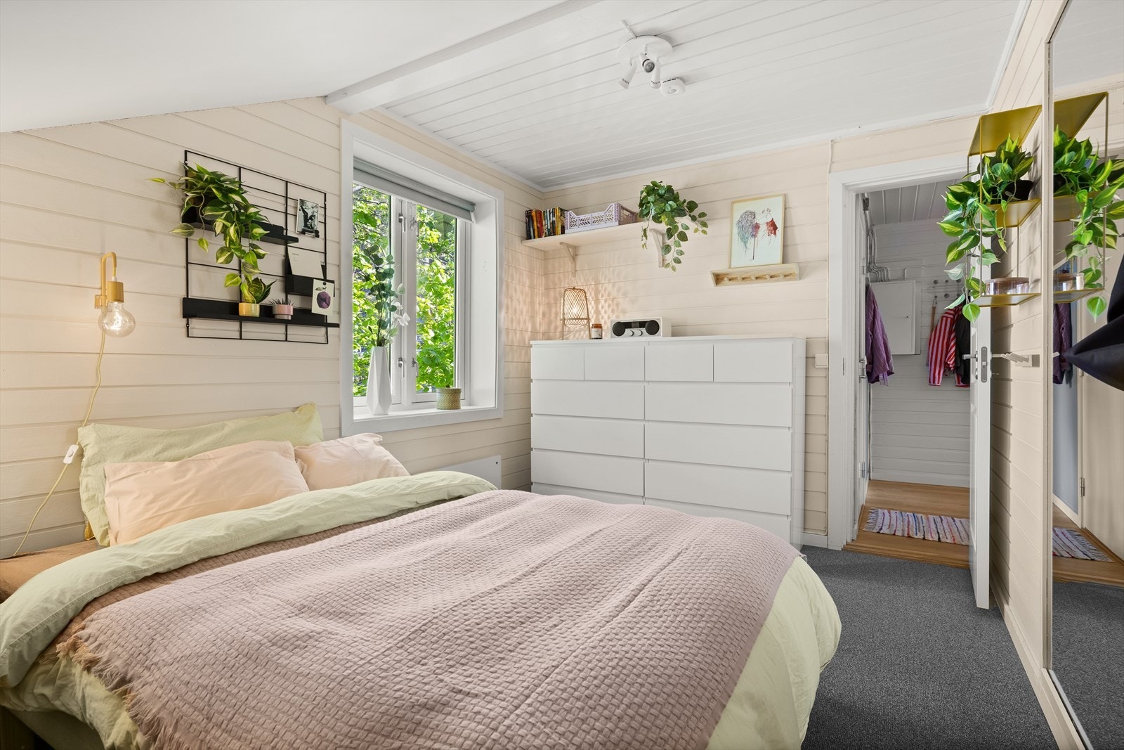 Det store vinduet med dype karmer sørger for rikelig med naturlig lysinnslipp. Galleribilde