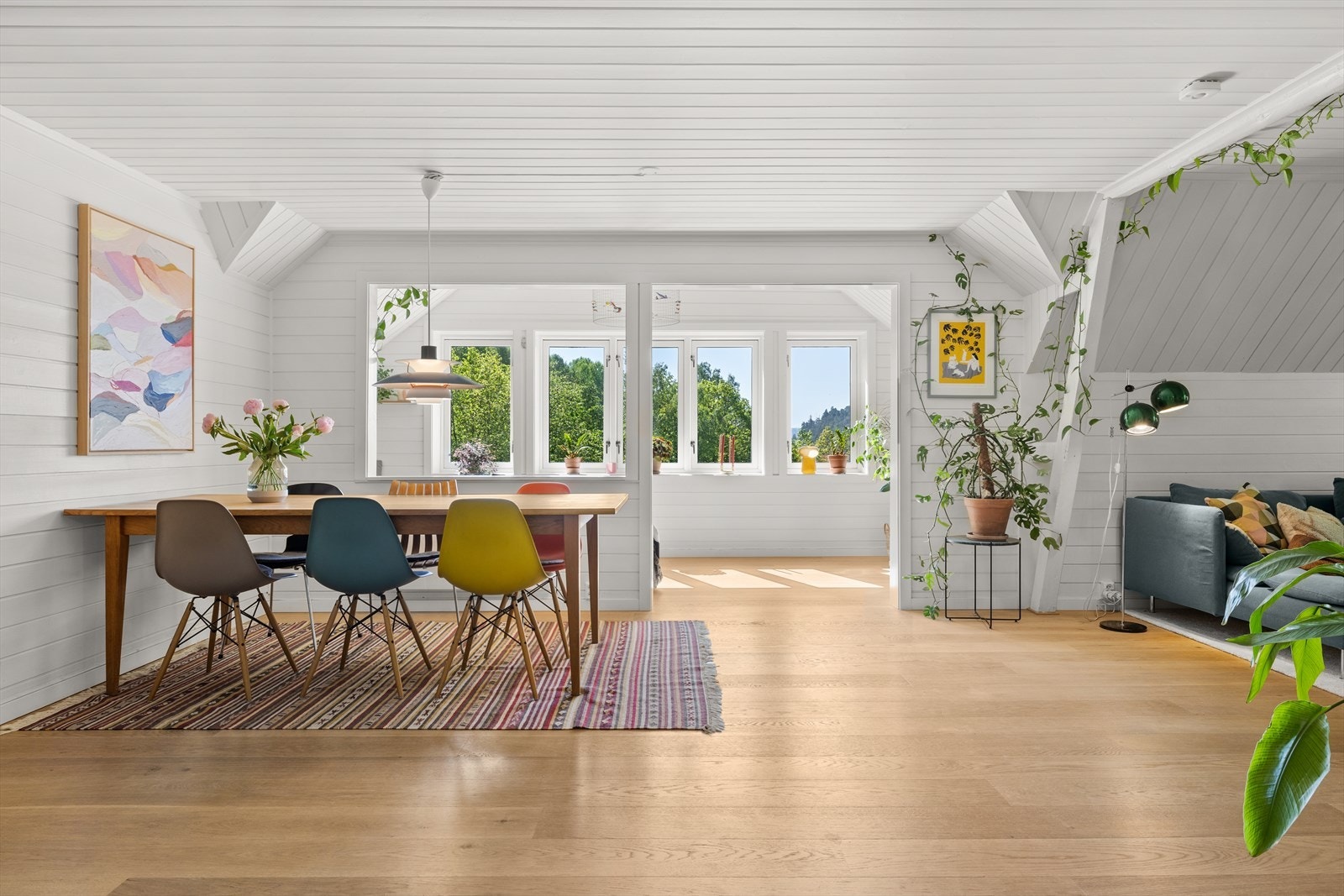 Spisebordet finner sin ideelle plass i en naturlig del av oppholdsrommet. Galleribilde