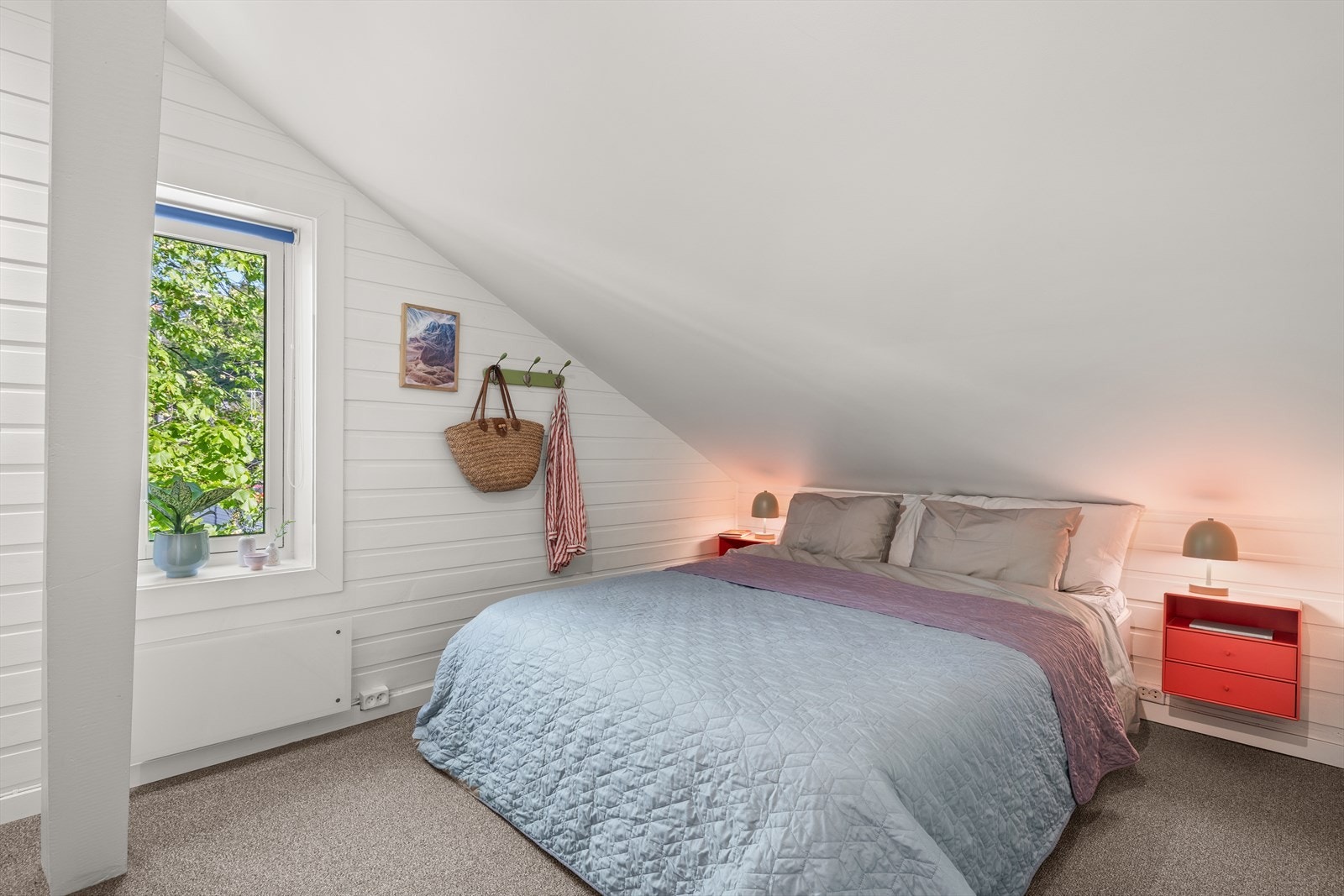 Hovedsoverommet er av god størrelse - her er det fin plass til stor dobbeltseng og nattbord på begge sider. Galleribilde