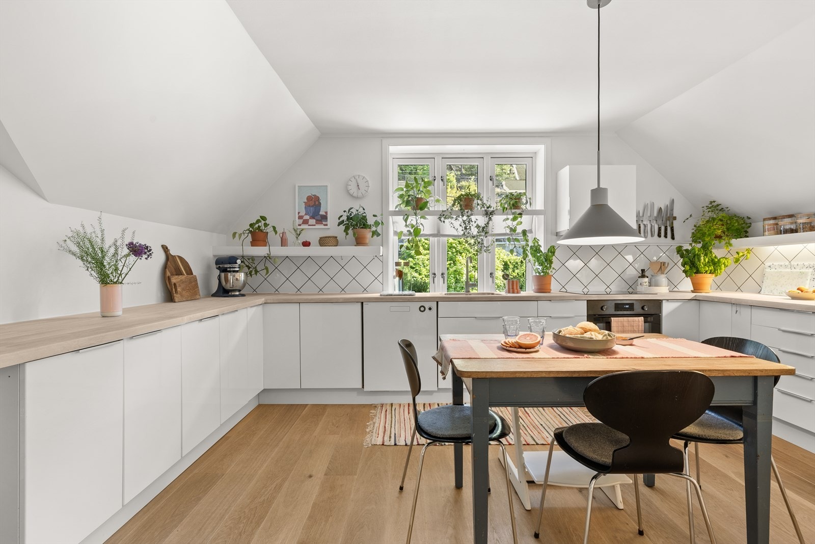 Stort, lekkert kjøkken med gode arbeidsflater og rikelig med skuff- og skapplass. Galleribilde