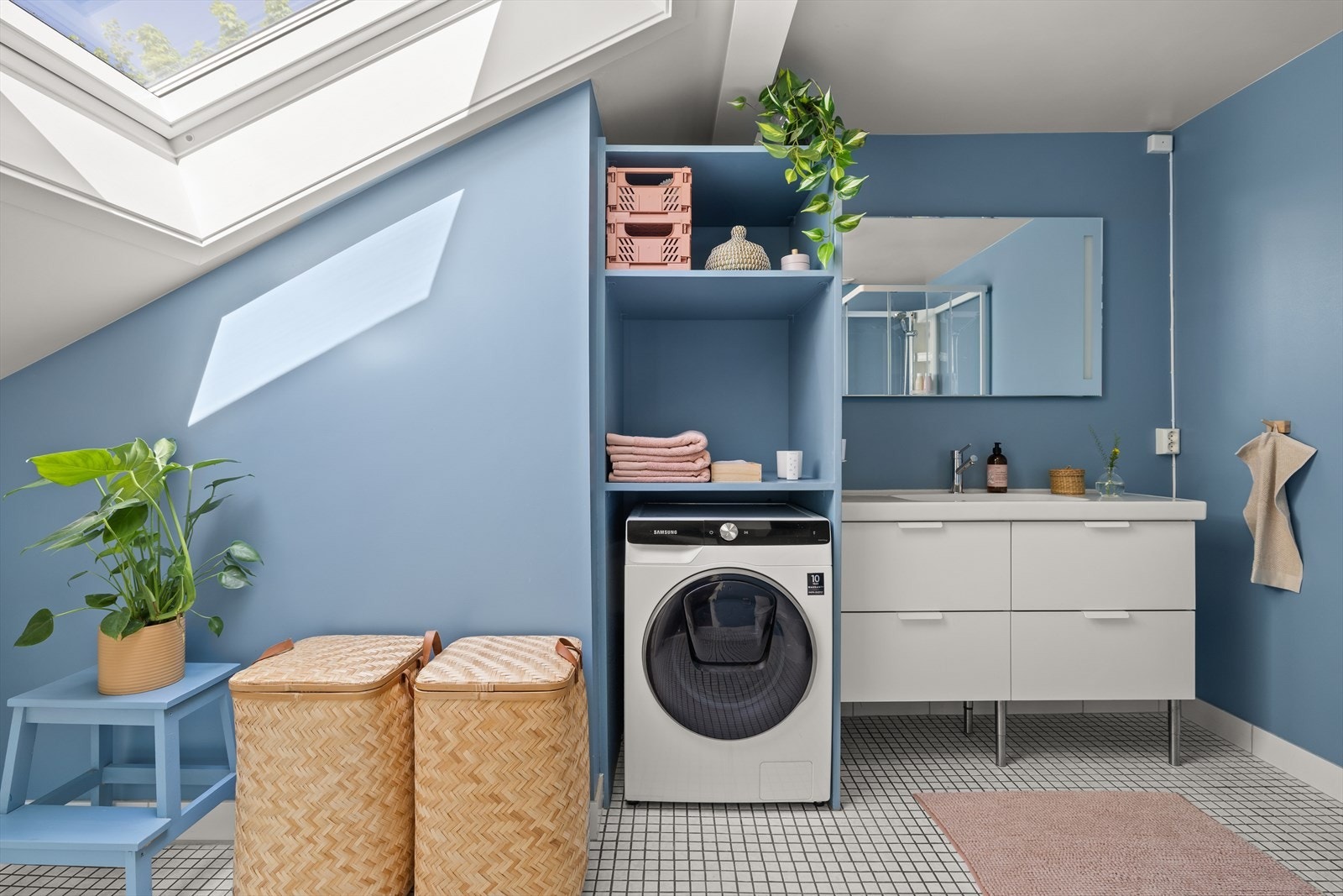 Det er flislagt gulv, og har praktisk dusjkabinett Galleribilde